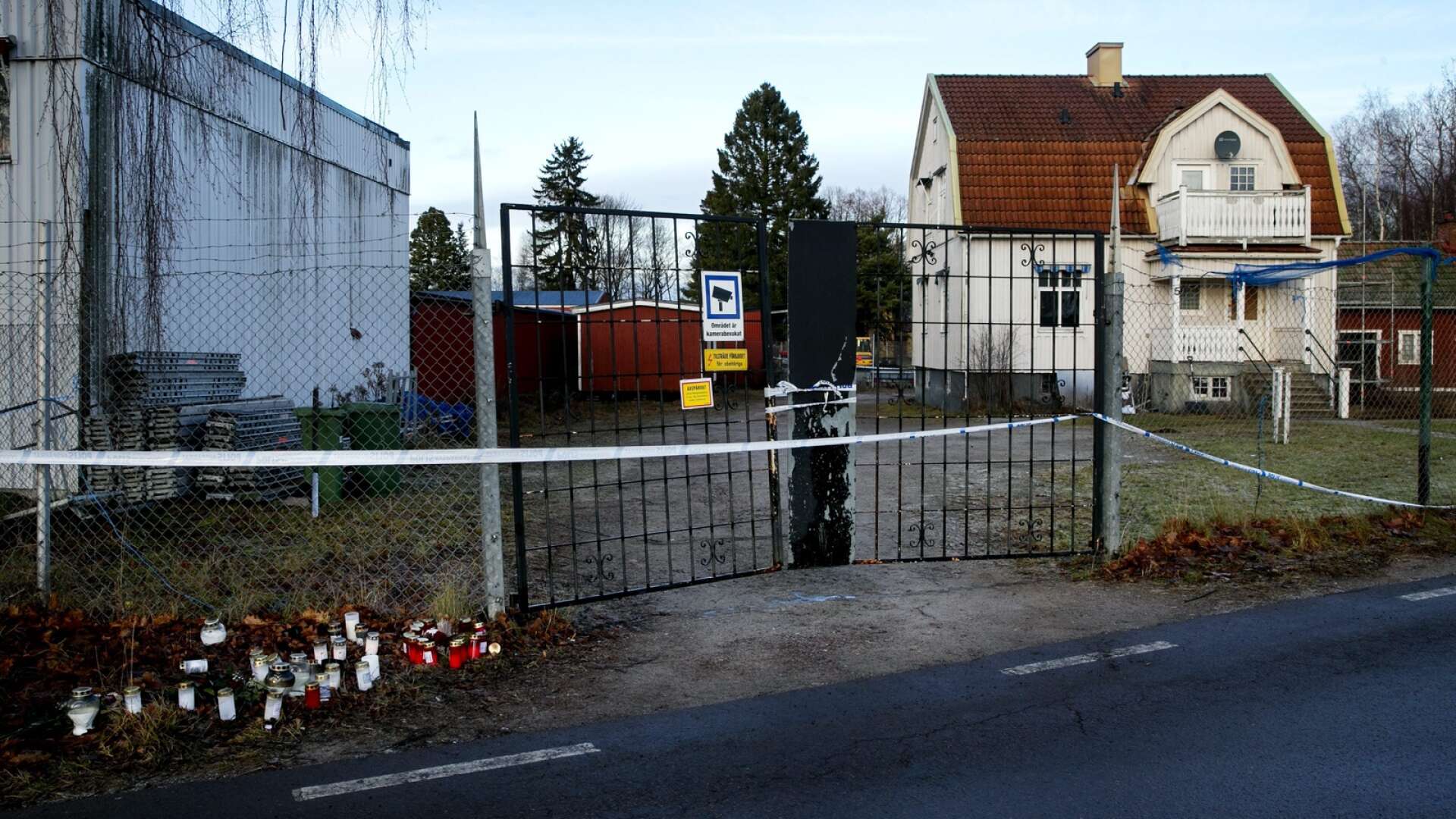 Ljus står uppställda utanför kriminella mc-gänget Hells Angels gård på Sjöstad i Karlstad där Mikael Broberg mördades i november 2017.