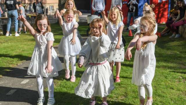 Kulturskolans yngsta dansgrupp uppträdde med en spökdans. 