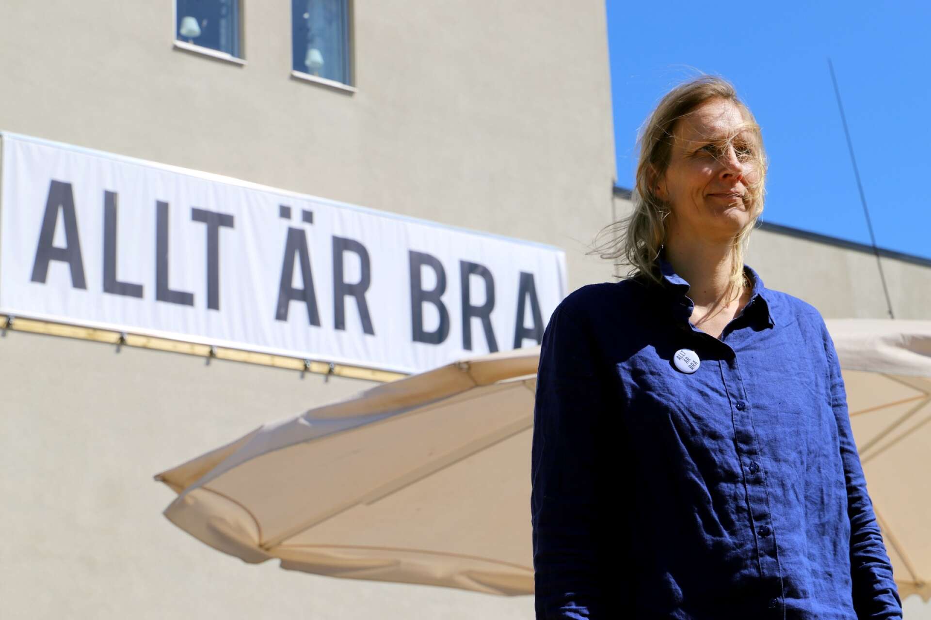&quot;Allt är bra”. Eller? Ulrika Sparre väcker frågor med sitt budskap i centrala Kristinehamn.