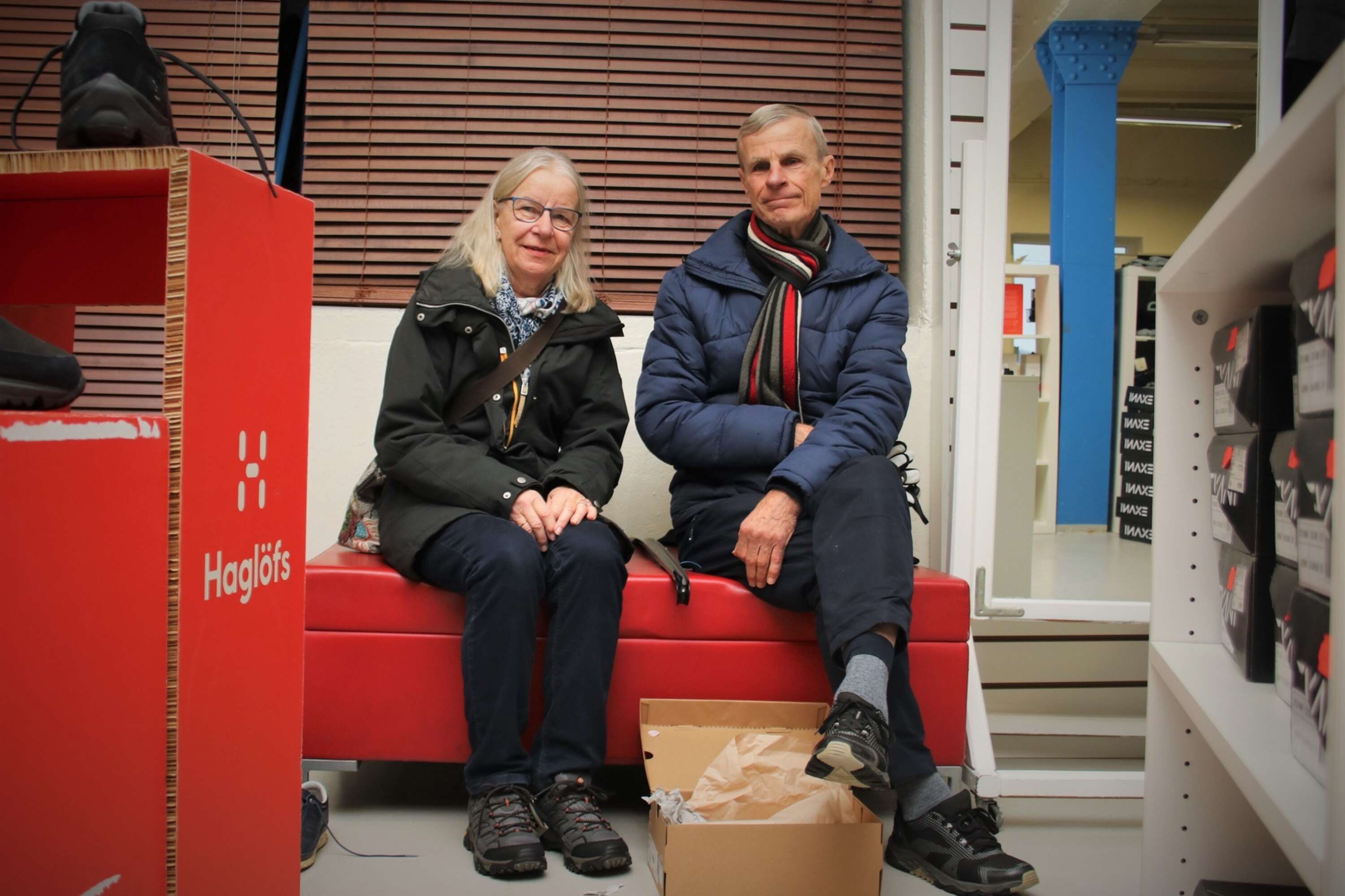 Regn och rusk ska inte hindra Inger Hansson och Håkan Byh från att gå sina dagliga promenader. Inger var på jakt efter ett par nya skor på öppningsdagen. 