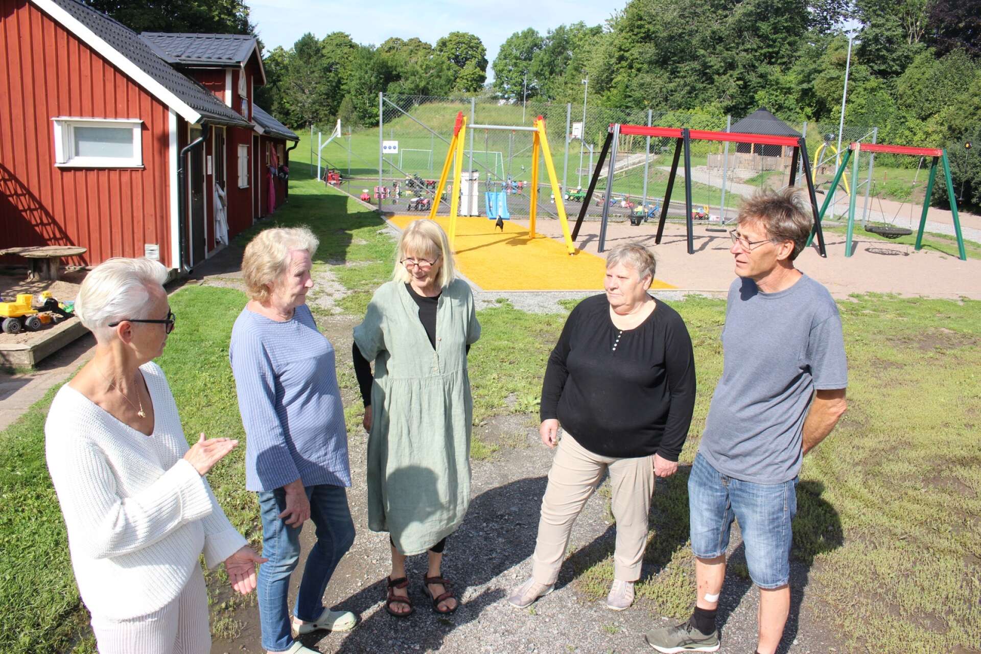Lena Johansson, Agneta Jonsson, Maria Bengtsson, Siv Hellqvist och Lasse Larsson planerar för lekparksfest med friluftsteater i Helås.