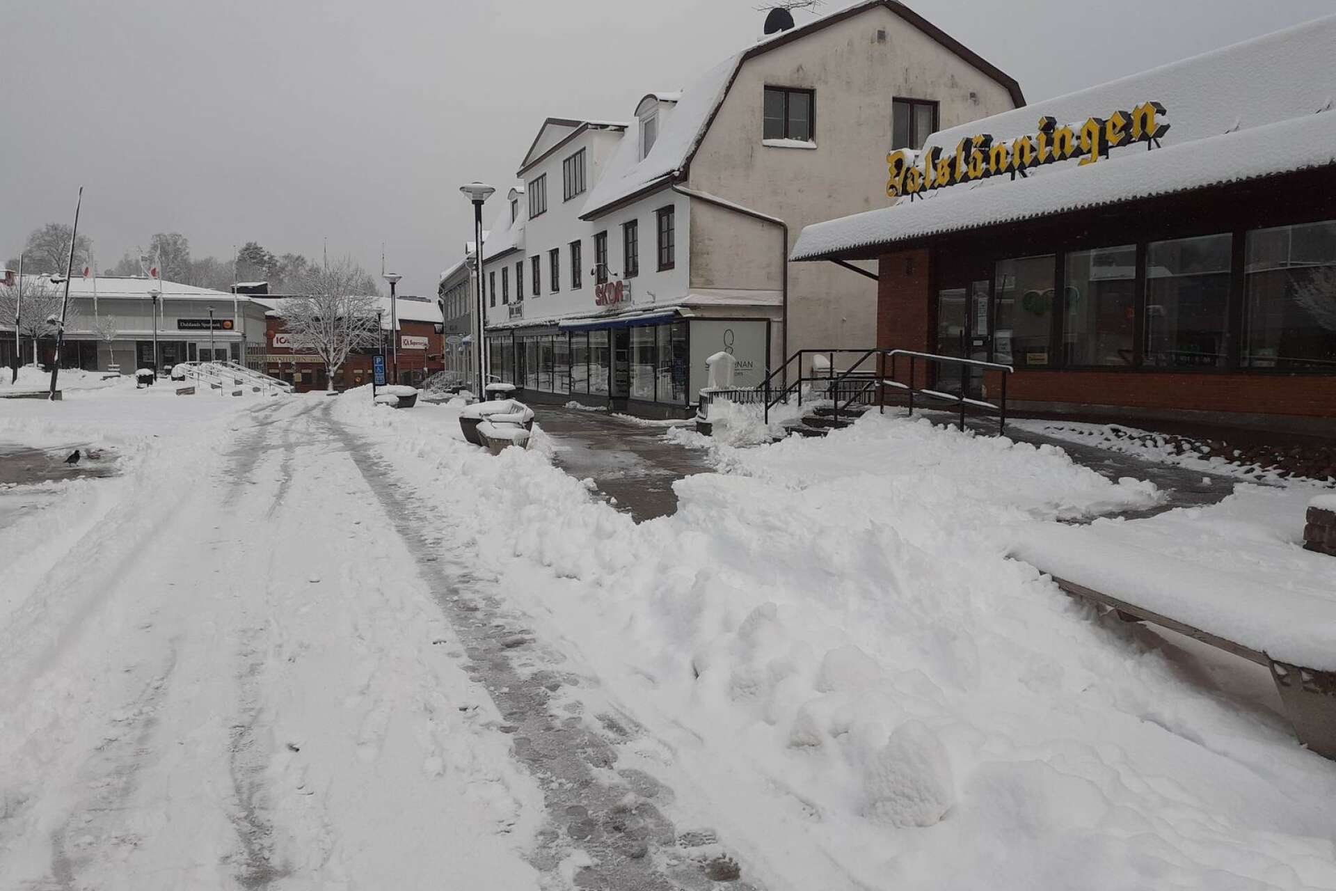 Även vid Dalslänningens redaktion har snön fallit tung.