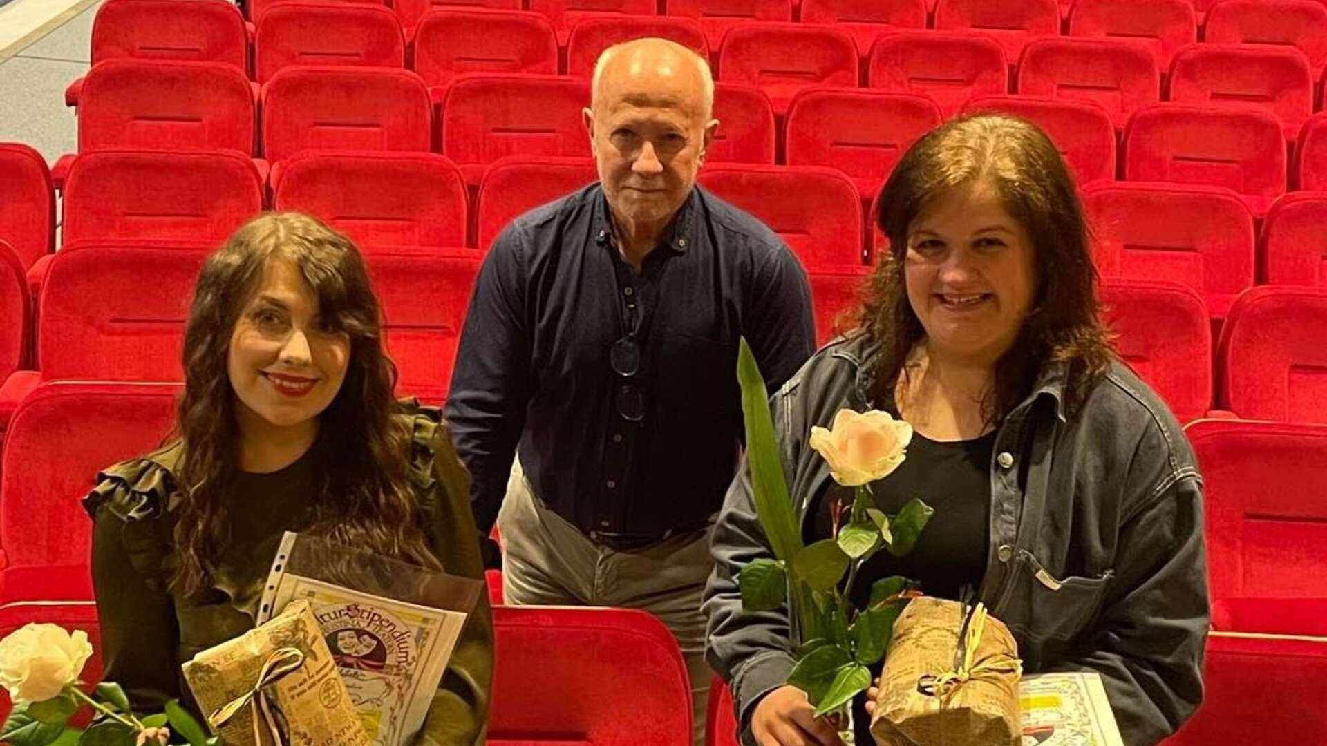 Emelie Gustafsson och Therese Andersson är årets kulturstipendiater, här med Öivind Åsberg i mitten.