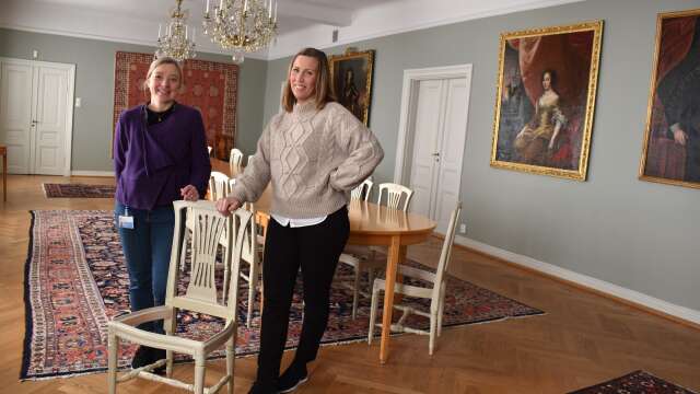 Ulrika Grip och Sara Brandberg sköter om Marieholm med varsam hand. Matsalen på nedre våning kan ge plats för 60 matgäster. Just nu står inga middagar på programmet, arbeten pågår och stolsdynorna kläs om.