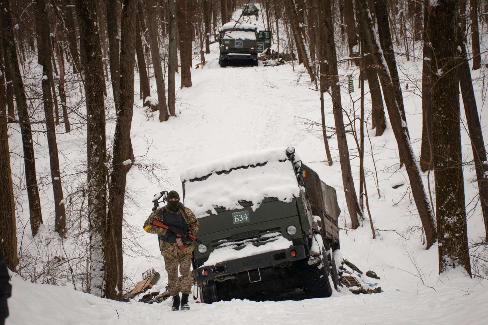 Ukrainska soldater inspekterar ryska fordon som kört fast och övergetts utanför Charkiv.