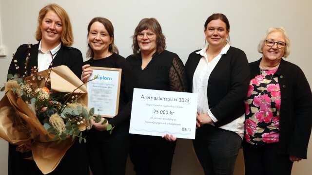 Karolina Johansson, Annelie Darell, Anna-Karin Holmlind och Elin Torstensson på dagverksamheten Regnbågen på Sigghusberg fick ta emot priset Årets arbetsplats 2023. Marita Johansson är enhetschef. 