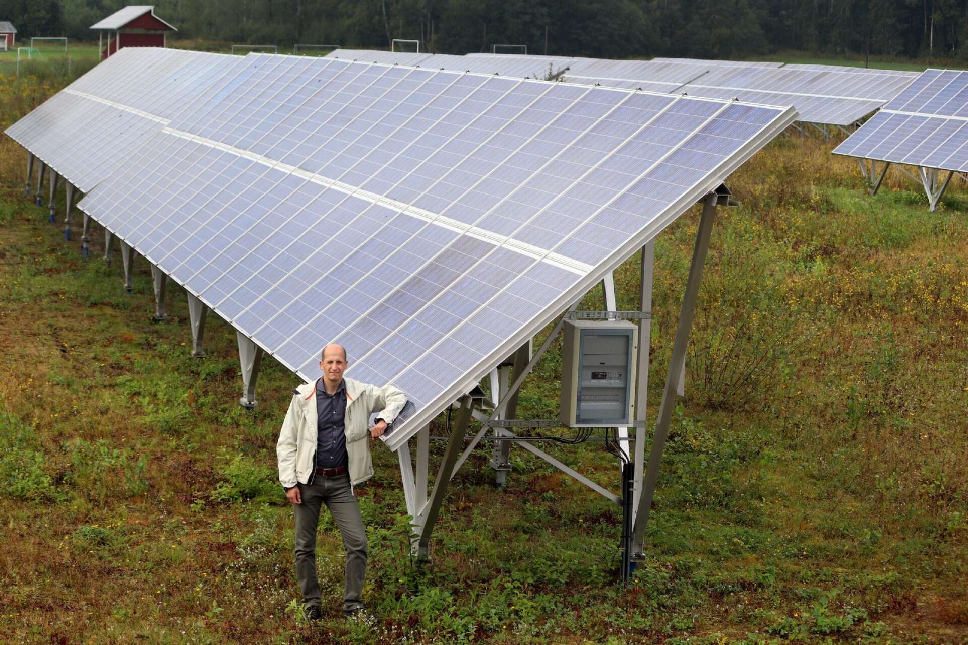 Vid Glava Energy center testas solpaneler. Projektledare Magnus Nilsson vid den solcellspark som finns i Hillringsberg.