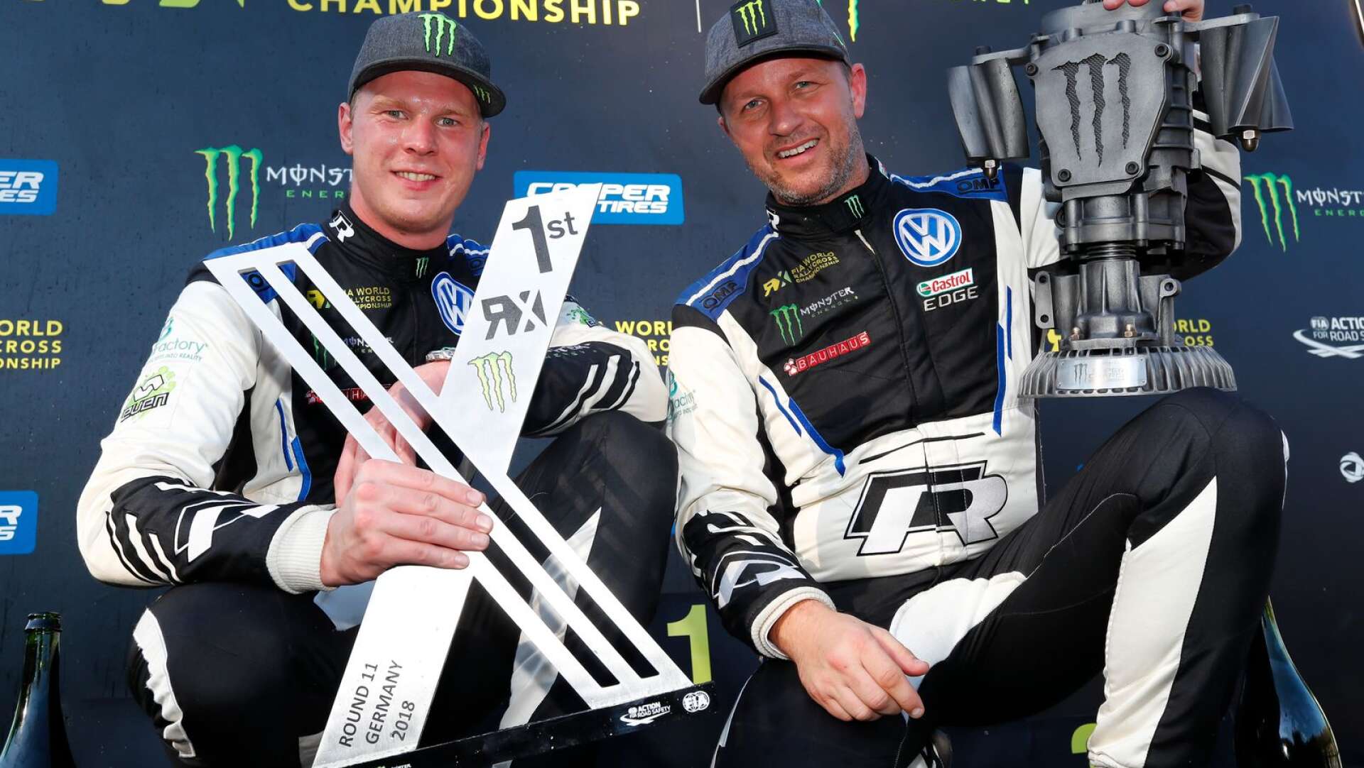 Volkswagenförarna Johan Kristoffersson och Petter Solberg på prispallen under den gångna säsongen. Nu lägger biltillverkaren rallycrossen på is.