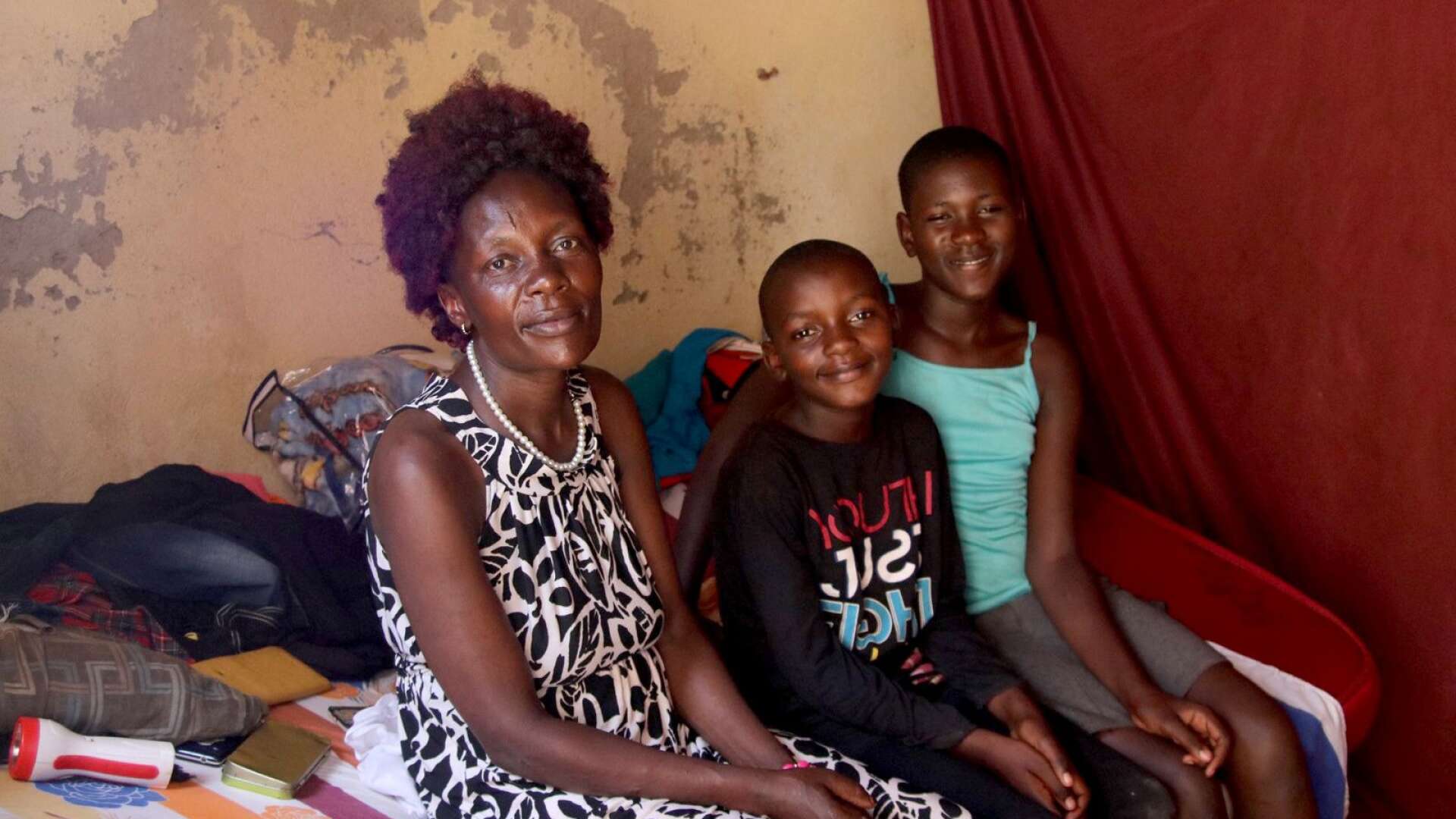 Namulawa Herrient, 38, i huset i Ggaba med barnen Babirye, 9, och Koyomugisha, 12. 