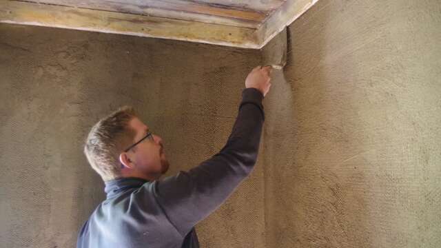 Fredrik Johansson jobbar på en av väggarna med mursleven i ett av kliningslagren.