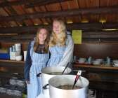 Hanna Widing och Ebba Locken serverade kålsoppa. En uppgift deras familjer har gjort i generationer.