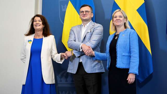 
Utrikesminister Ann Linde, Ukrainas utrikesminister Dmytro Kuleba och statsminister Magdalena Andersson fotografas inför ett möte om bland annat svenskt stöd till Ukraina.
