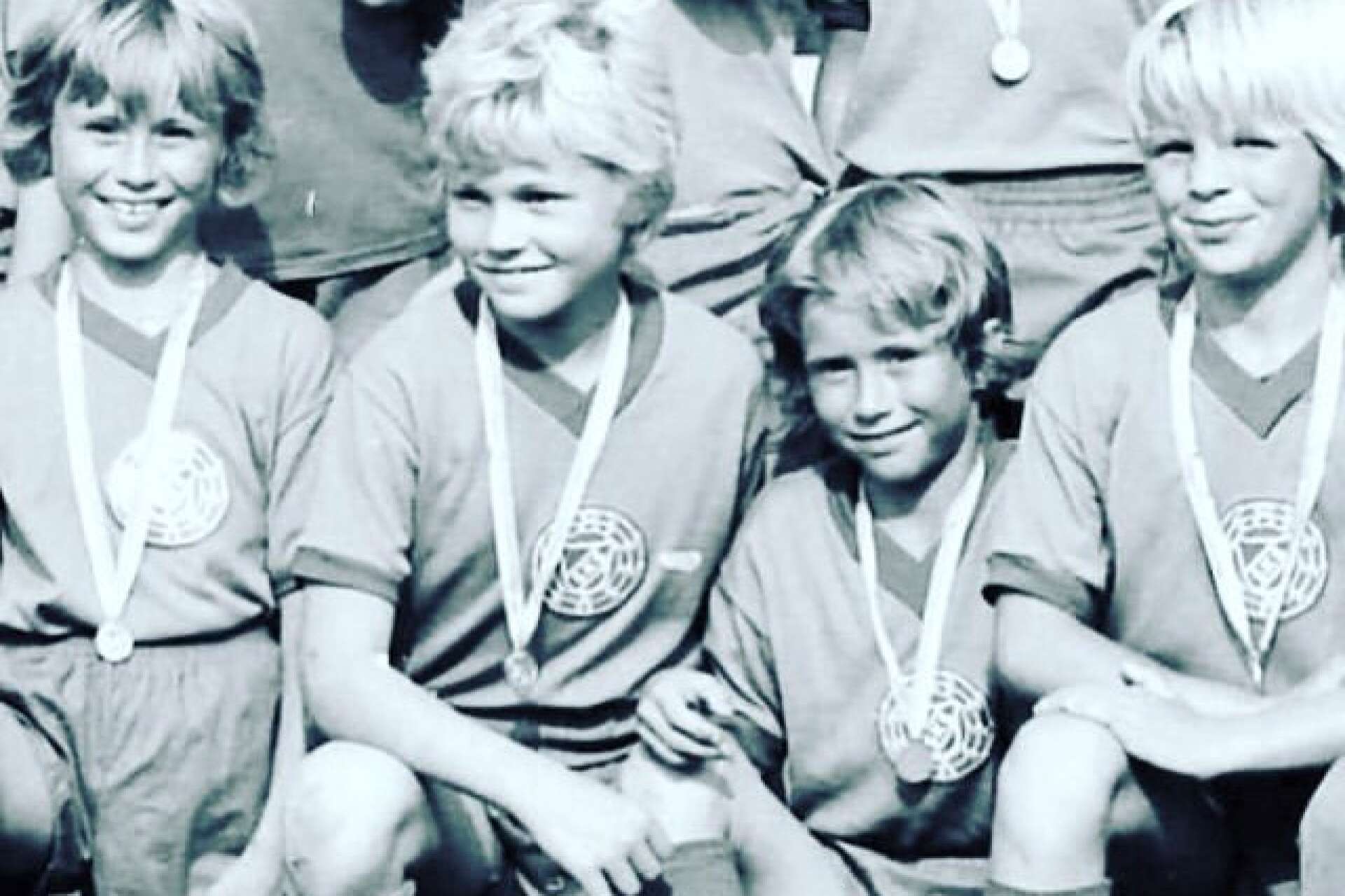 På fotbollsplanen visste bröderna alltid åt vilket håll den andre skulle springa, som en ren instinkt. På bilden är även barndomsvännerna Niklas Aronsson och Fredrik Englund.
