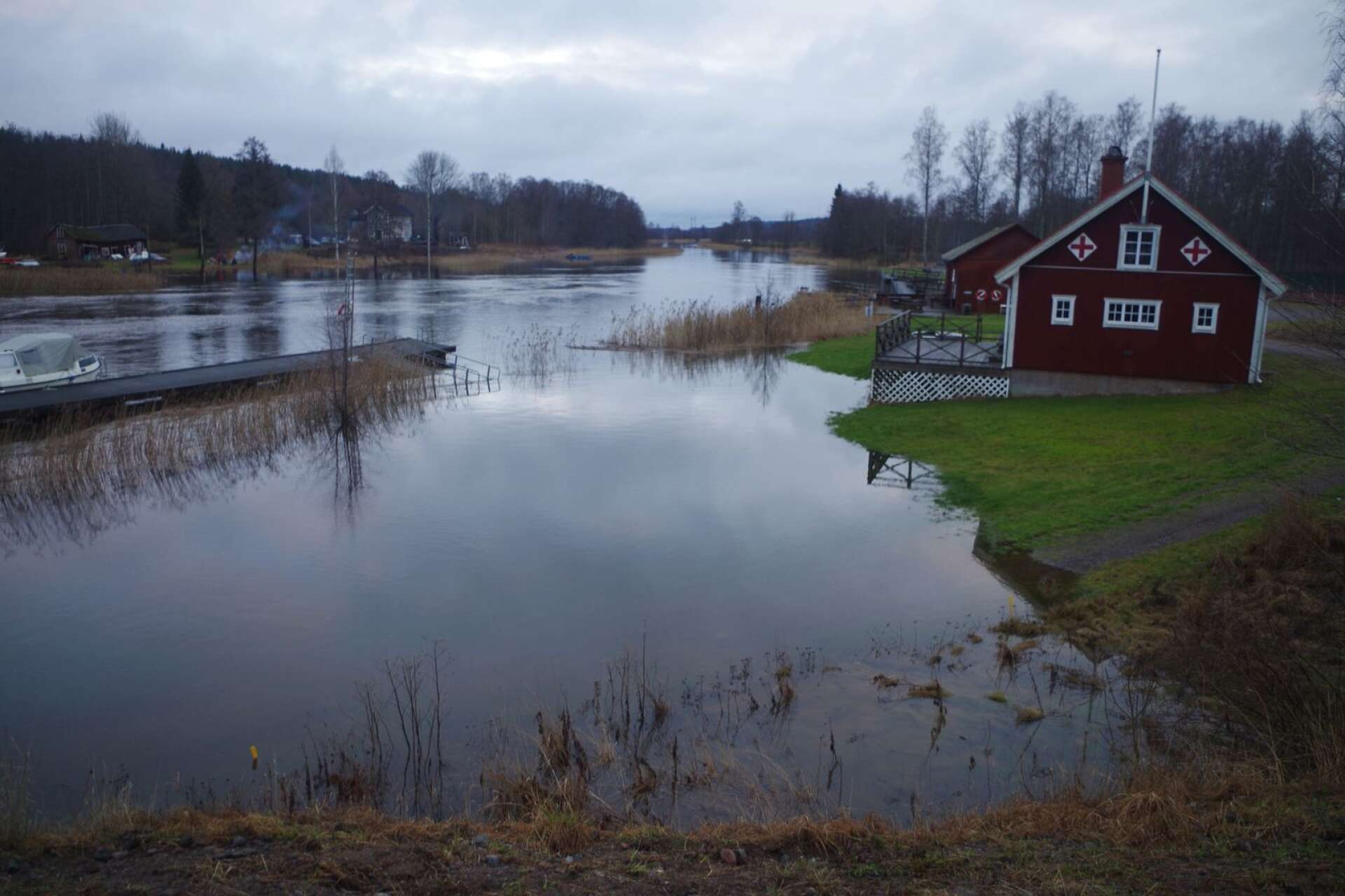 Hamnen i Nysäter  är utsatt för de stigande vattenmassorna.