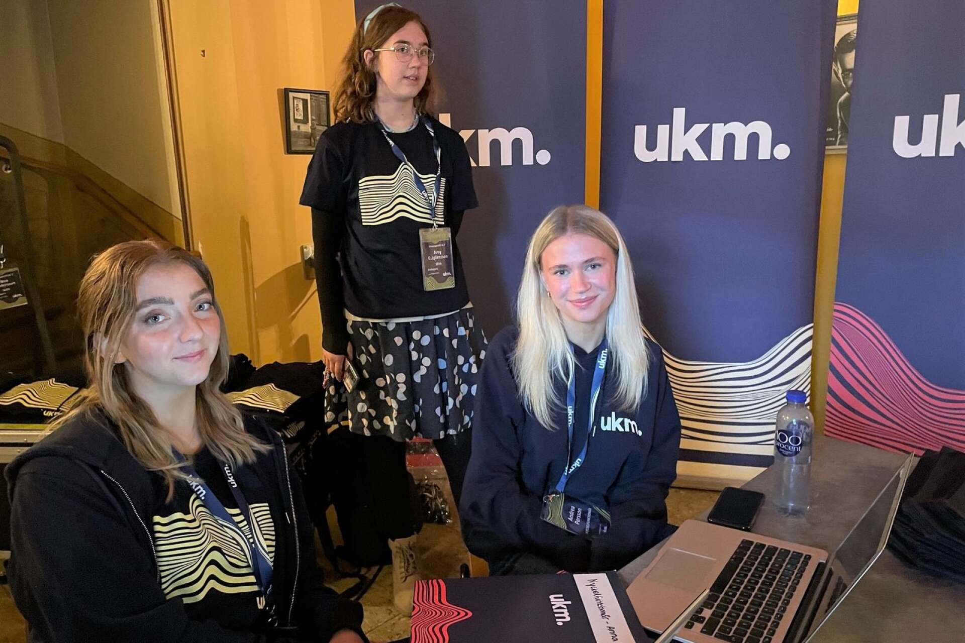Några av festivalens funktionärer som tog emot deltagarna när de skulle skriva in sig, Anna Yxhammar, Andrea Persson och bakom dem Amy Esbjörnsson. 