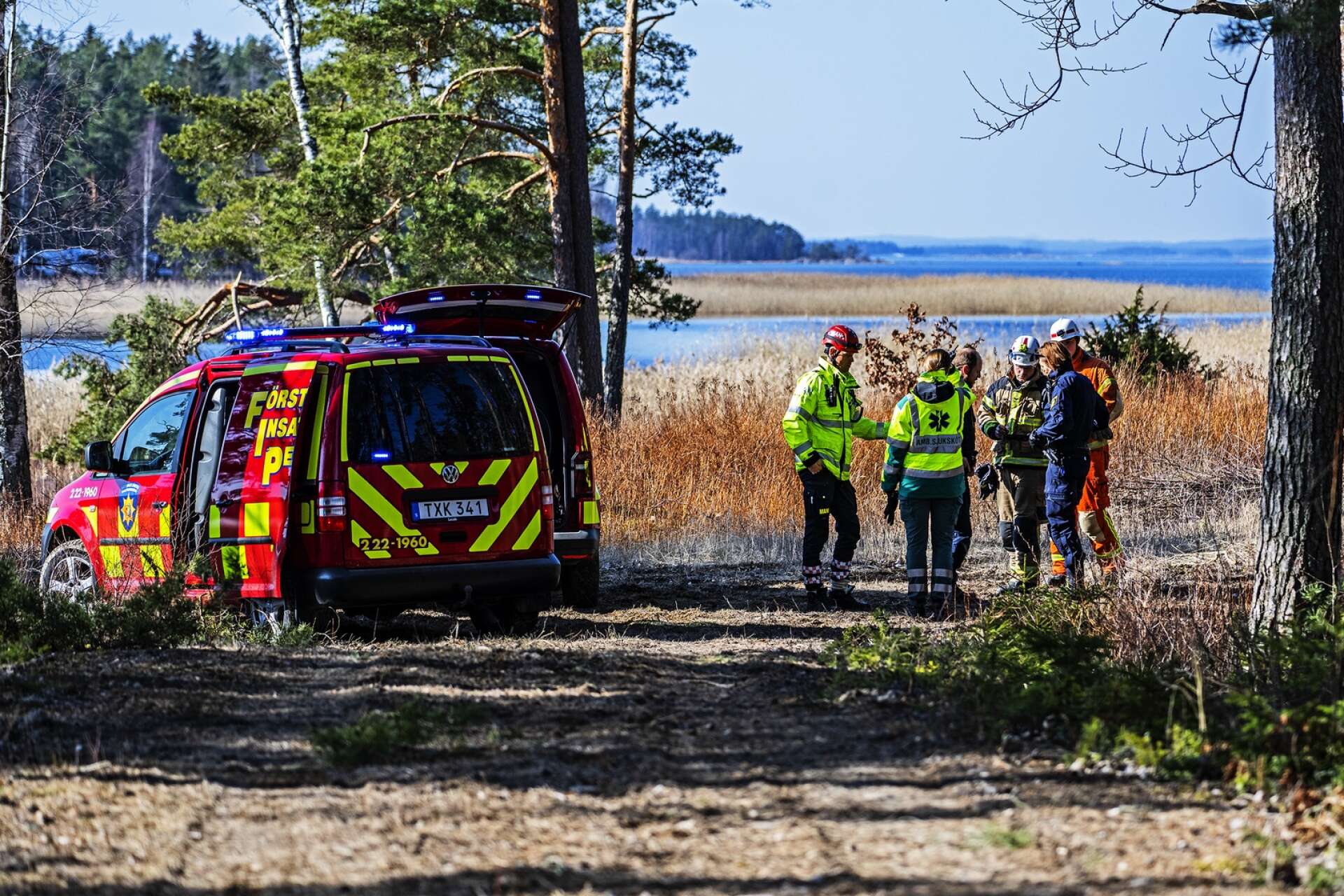 Polis, ambulans och räddningstjänst var under onsdagsförmiddagen på plats vid Skageneviken och Hästviken med anledning av att man funnit en kropp.