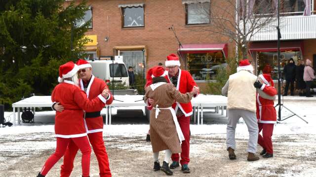 Sunne Folkdansare bjöd upp till juldans.