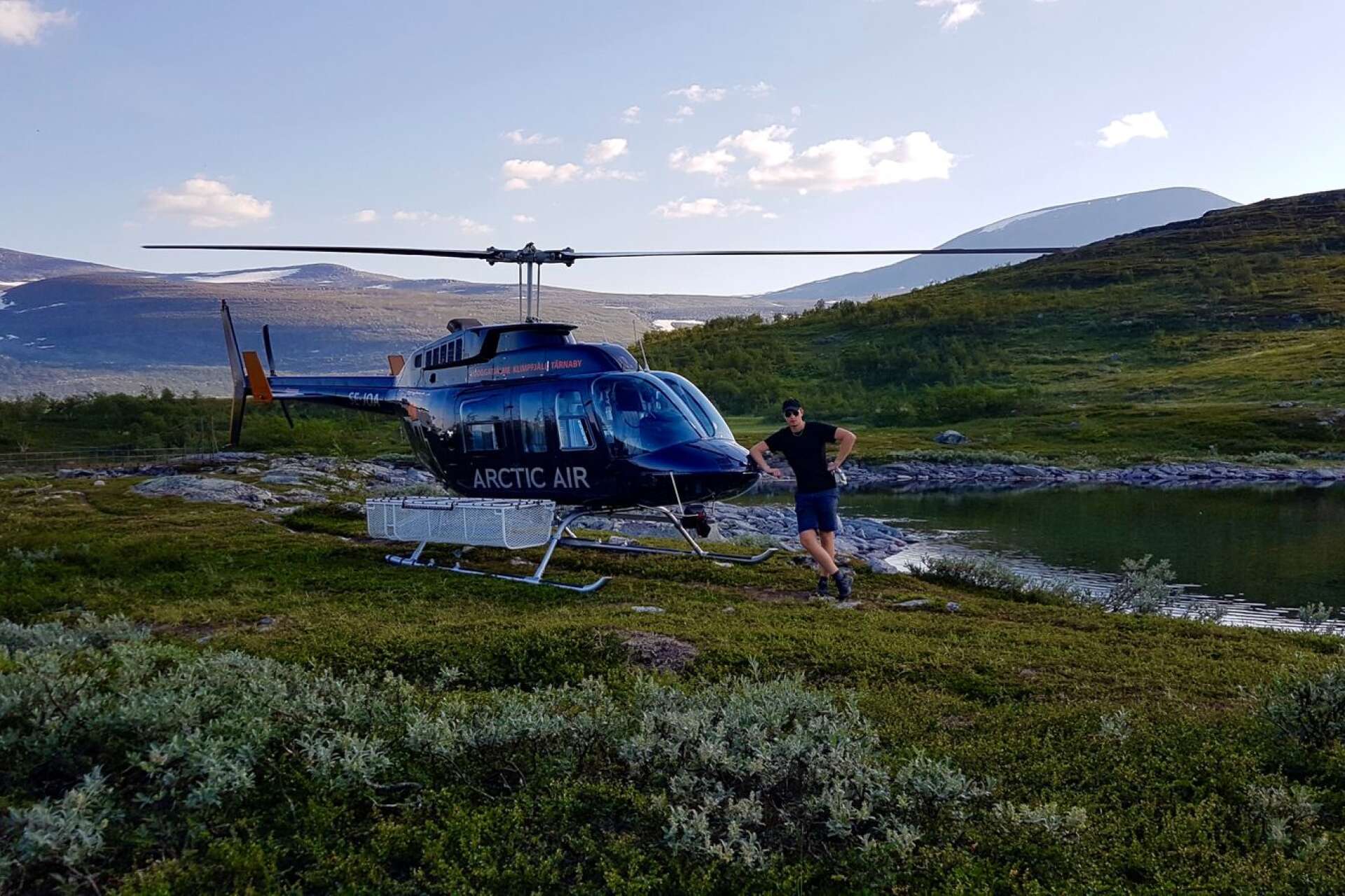 Det är tredje säsongen som Max Skoogh flyger helikopter i Arjeplogsfjällen, nära den norska gränsen.