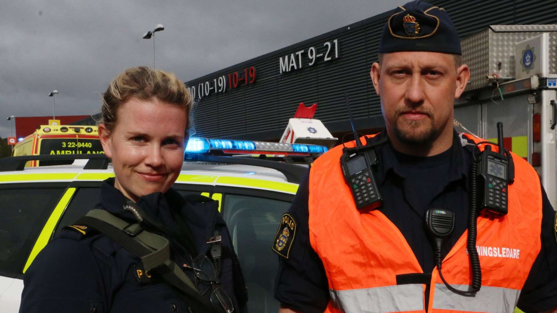 Polisassistent Elin Billing och övningsledare Joakim Kristiansen.