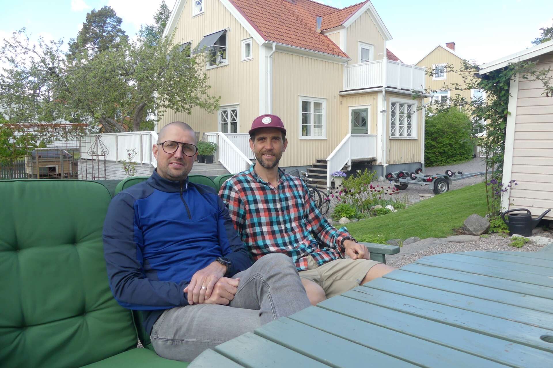 Stefan Gunnarsson och Mattias Sundell hoppas att sponsorer, både privatpersoner och företag, ska donera pengar till Cancerfonden via deras cykelutmaning.