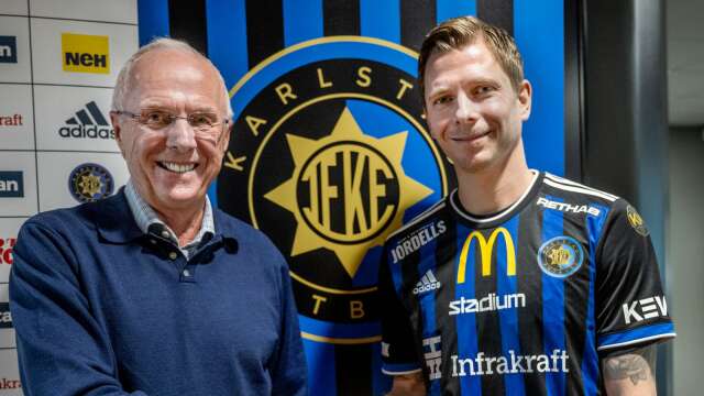 Sven-Göran Eriksson hälsade Johan Bertilsson välkommen till Karlstad Fotboll tidigare i våras. Nu är stjärnan korsbandsskadad. 