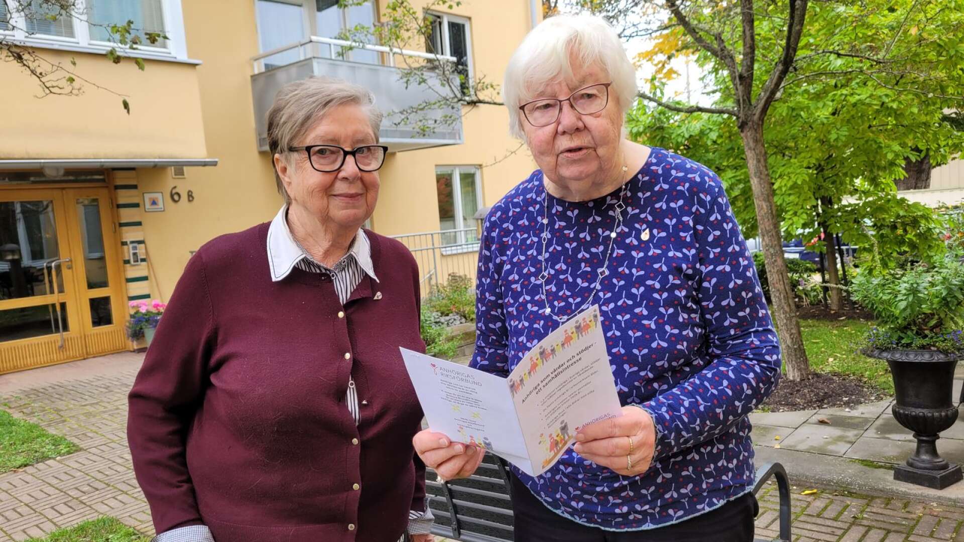 Gun-Britt Björevall och Anna-Lena Arnell, ordförande respektive sekreterare i Anhörigföreningen.
