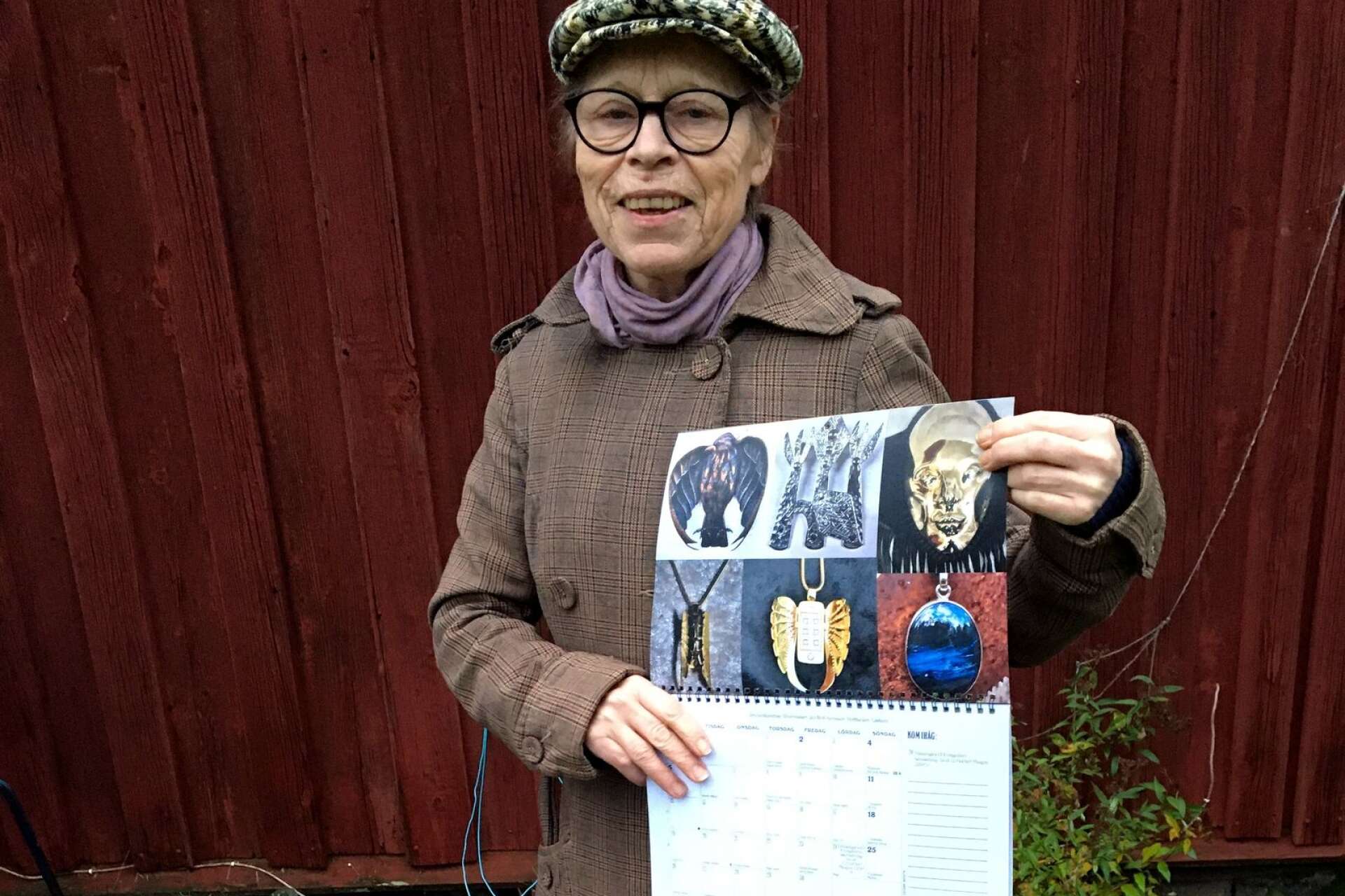 Britt Aronsson är guldsmed och skulptör - här visar hon sitt kalenderuppslag.