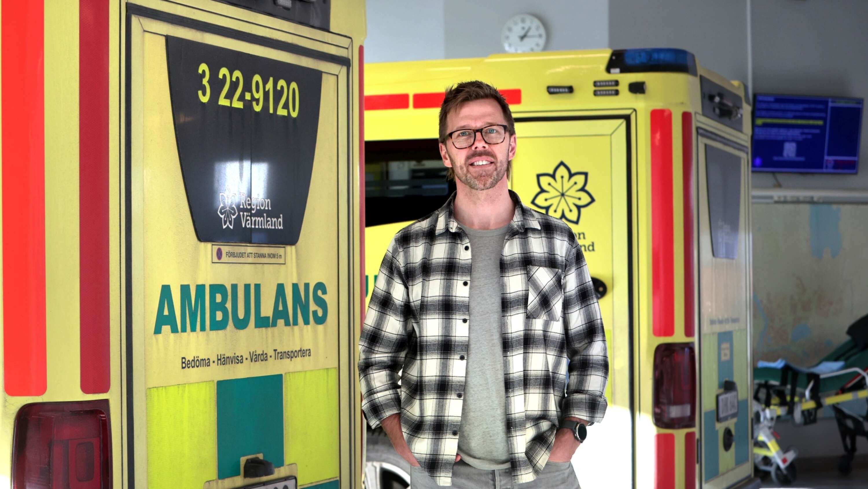 Andreas Norling, verksamhetschef för 1177 och ambulanssjukvård i Region Värmland, säger att personalbrist kan göra att patienter som kan vänta på ambulans får vänta lite längre.
