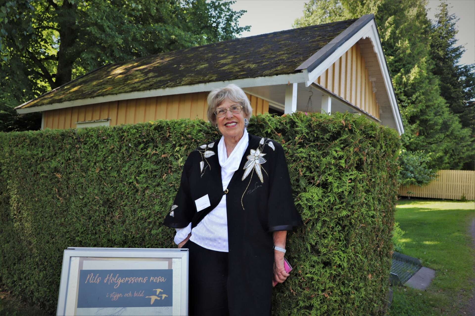 I den lilla Örtagårdsstugan nära entrén till Rottneros Park pågår just nu en speciell utställning signerad Mary Helmerzon. 