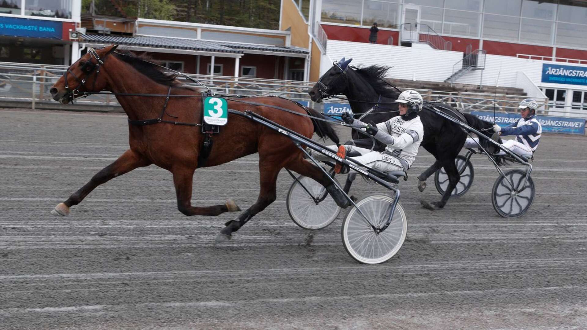 Uncle Töll vann GS75-1 före Millmighty. Det var en av tre vinster för André Eklundh i Årjäng under söndagen.