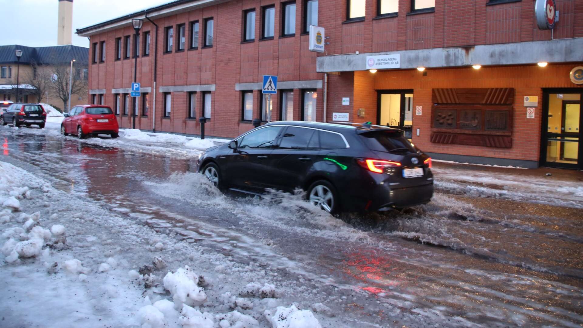 På Viktoriagatan i Filipstad, utanför kommunhuset, hade vägen ersatts av en bassäng. Nog såg det ut som det i alla fall. 