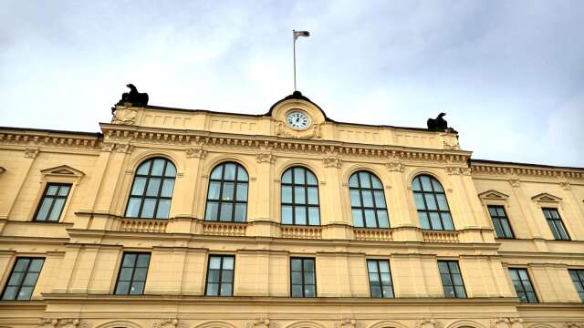 En man i 30-årsåldern åtalas vid Värmlands tingsrätt för misshandel och barnfridsbrott.