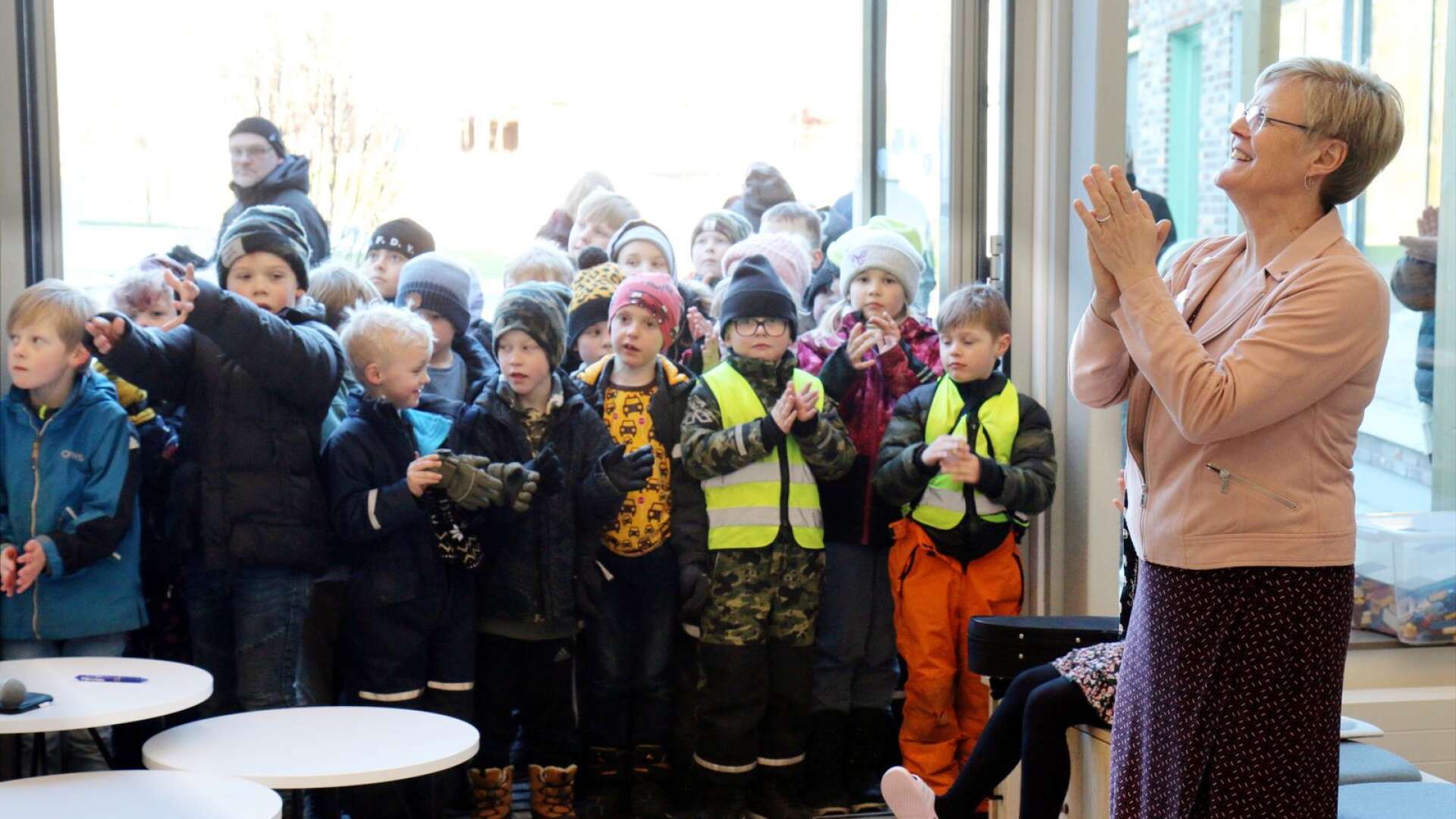 Rektor Susanne Appelberg och ett gäng fritidsbarn i full färd med att inviga skolan med raketen.