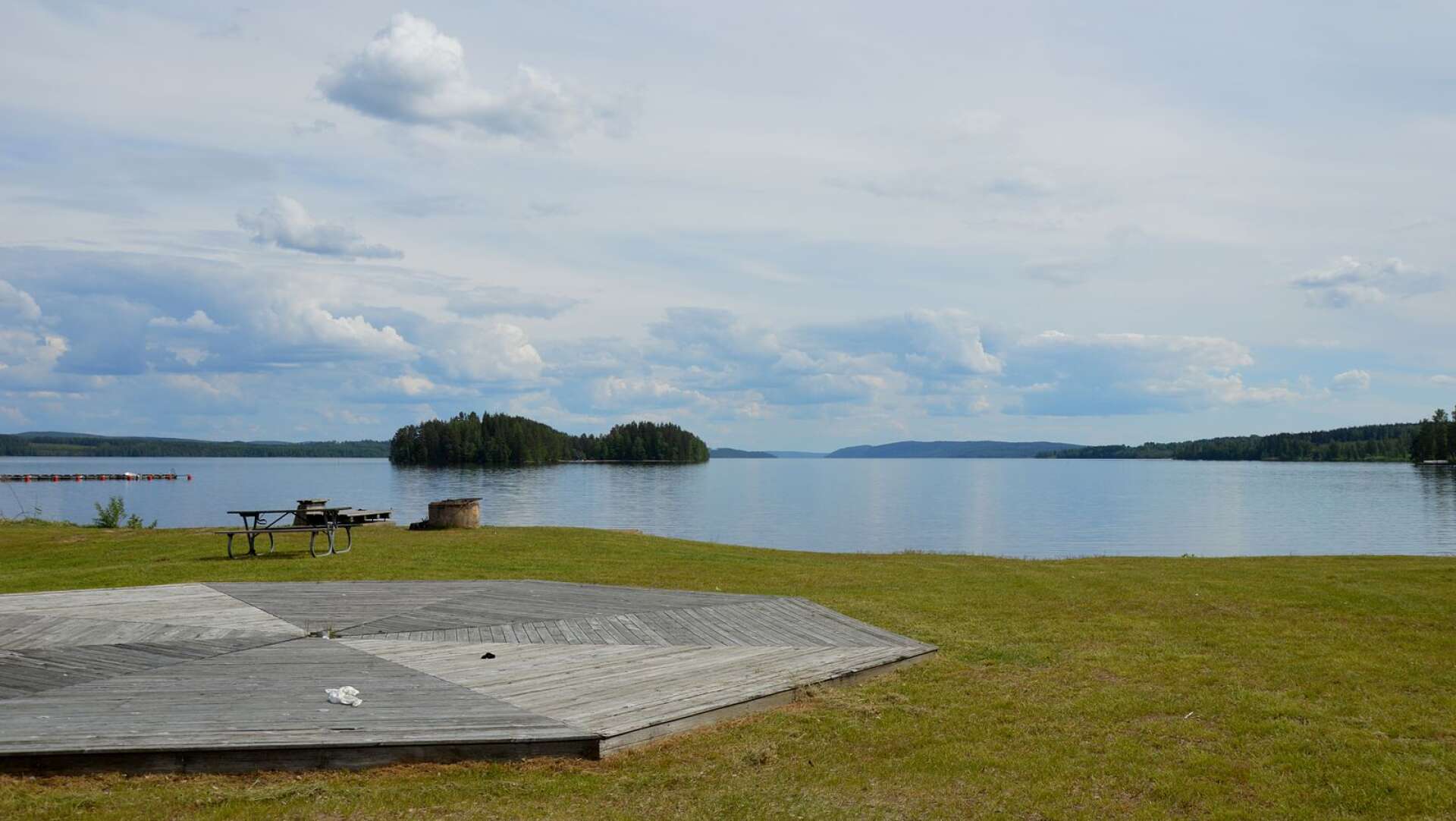 Det finns många vackra badplatser i Sunne kommun. Detta kanske är året då vi besöker dem alla. Här är den bedårande utsikten över Fryken och Malôa från Öjervik badplats.