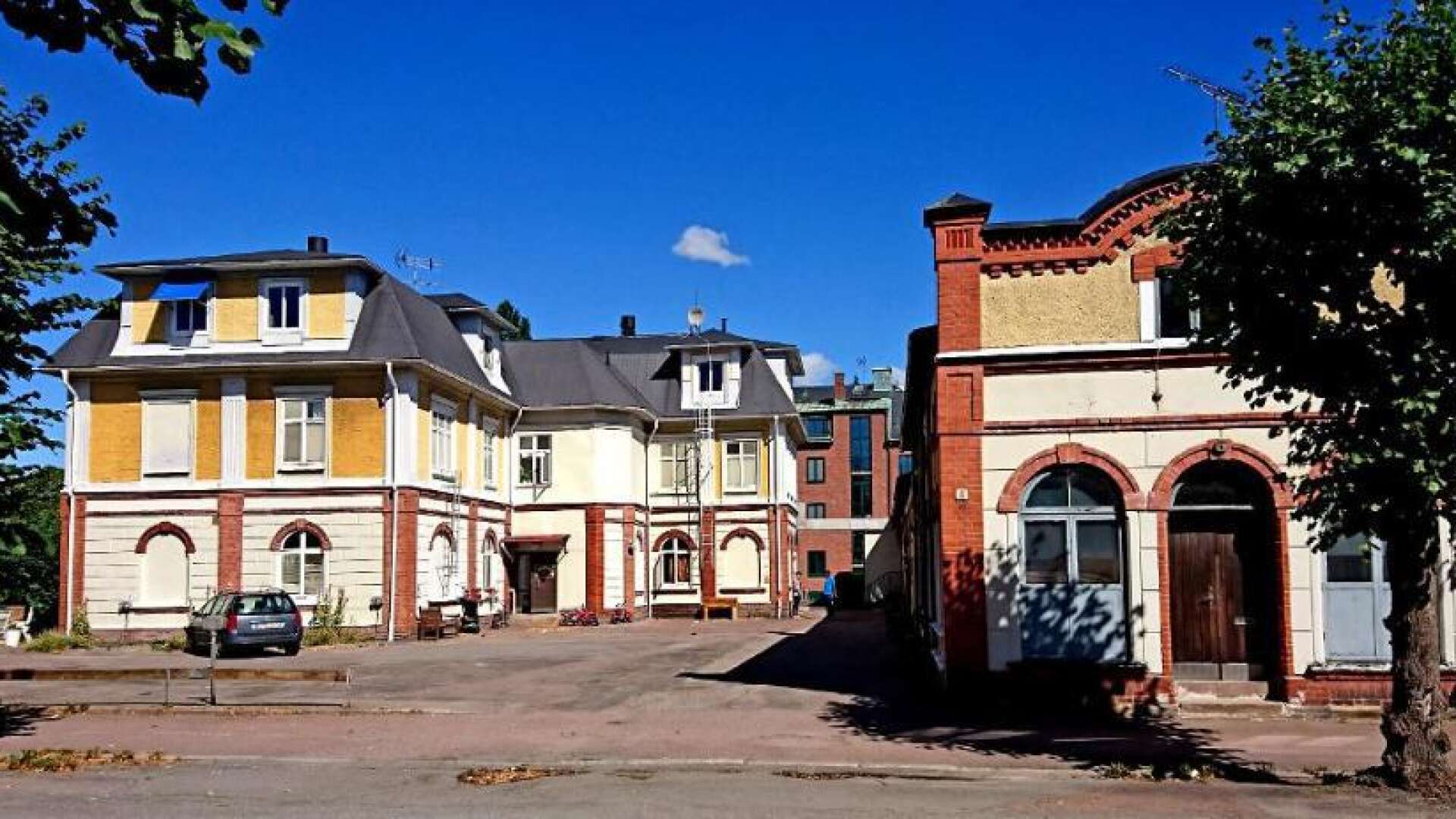 Det är 116 år sedan Ludvig Bäärnhielm lät bygga det ståtliga huset strax intill stationshuset där han själv hade både bostad och arbetsplats. Både huvudbyggnad och gårdslänga finns kvar, men med andra användningsområden än från början.
