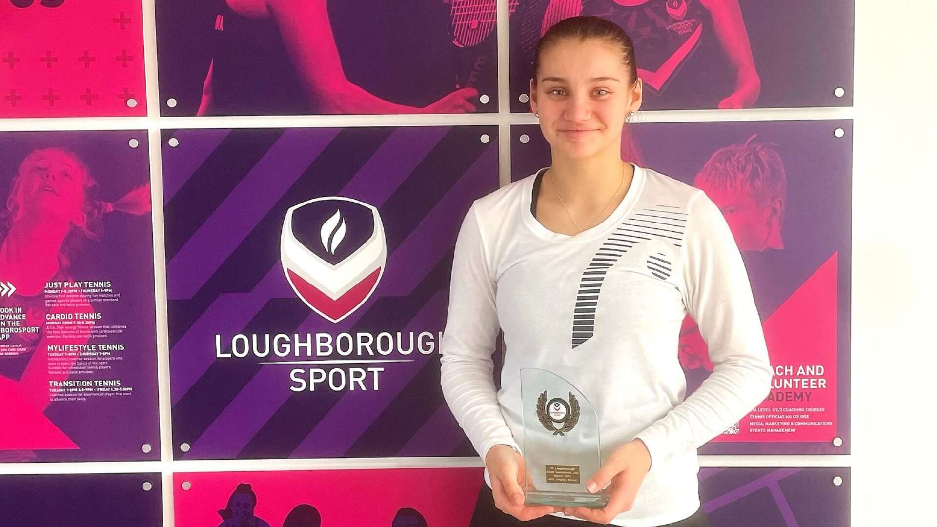 Åmålstjejen Bella Bergkvist Larsson, som tävlar för Helsingborgs TK, vann en J100-turnering i Loughborough i Storbritannien och avancerar till plats 251 på ITF:s världsranking för juniorer.
