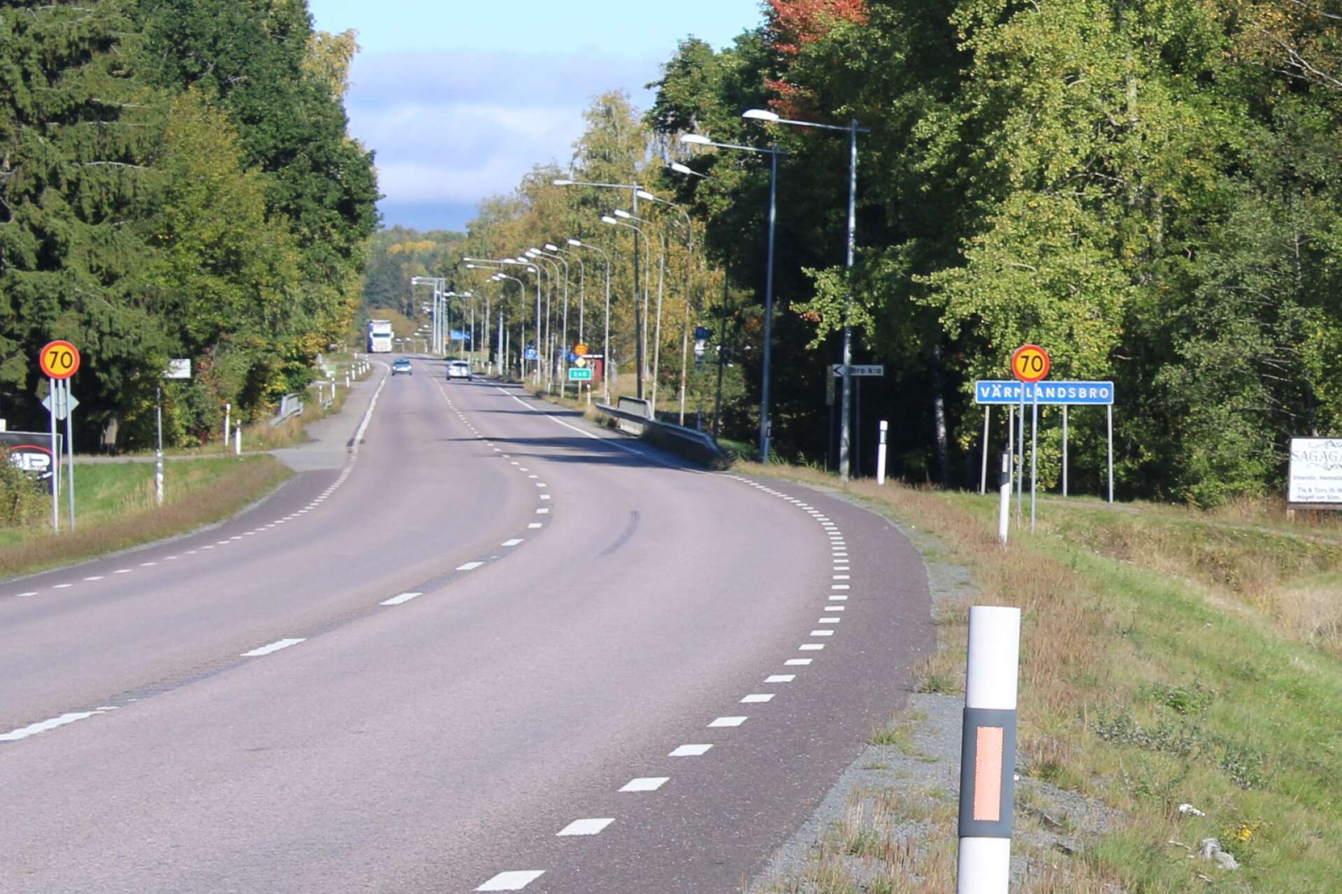 Kommunen anser att hastighetskameror bör installeras så att hastighetsgränsen efterlevs genom Värmlandsbro - det tycker även Moelven. (arkivbild)