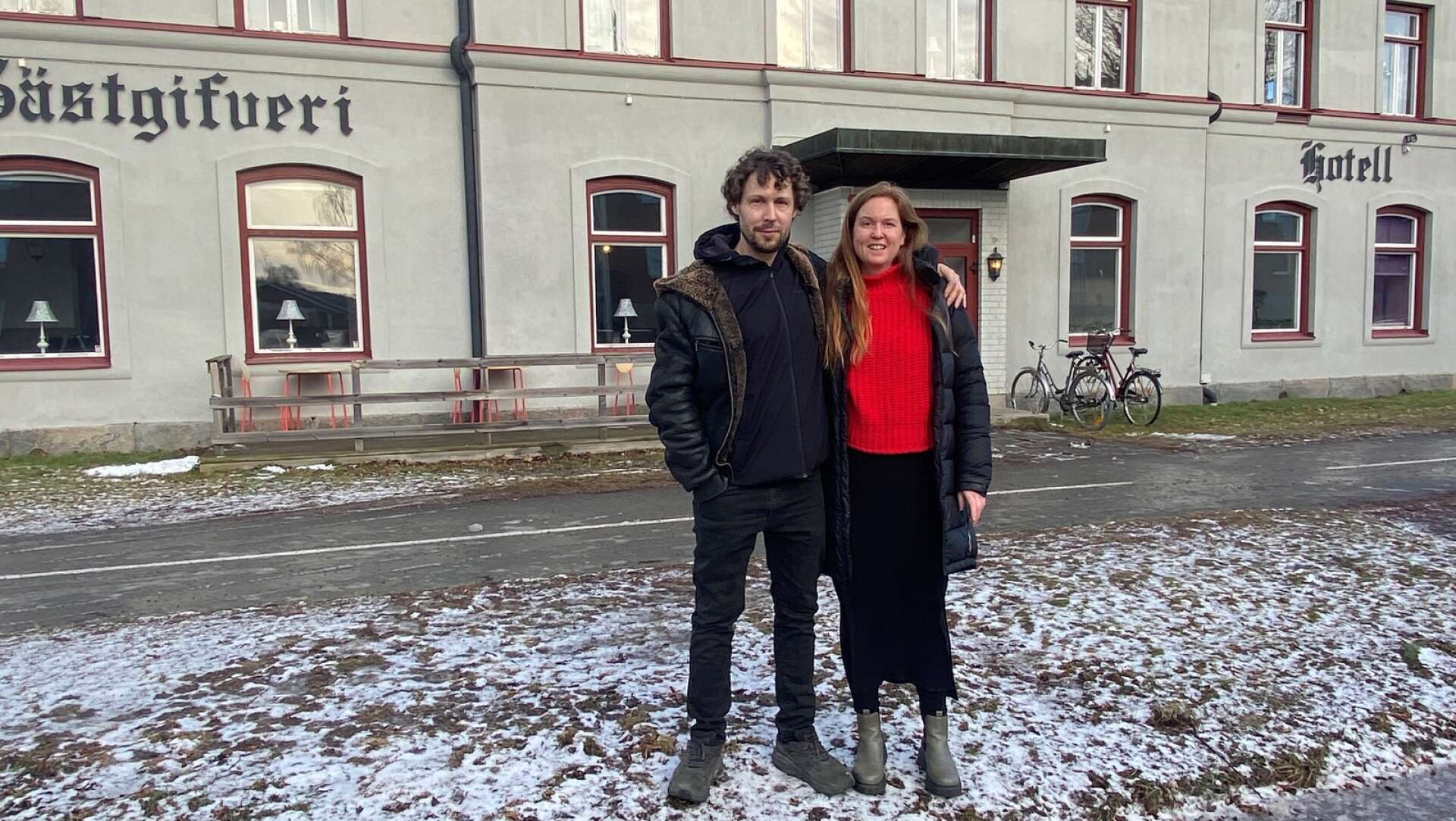 David Rönneke och hans fru Hanna Lind Rönneke har köpt Forshaga hotell. Här tar de emot ukrainska flyktingar.