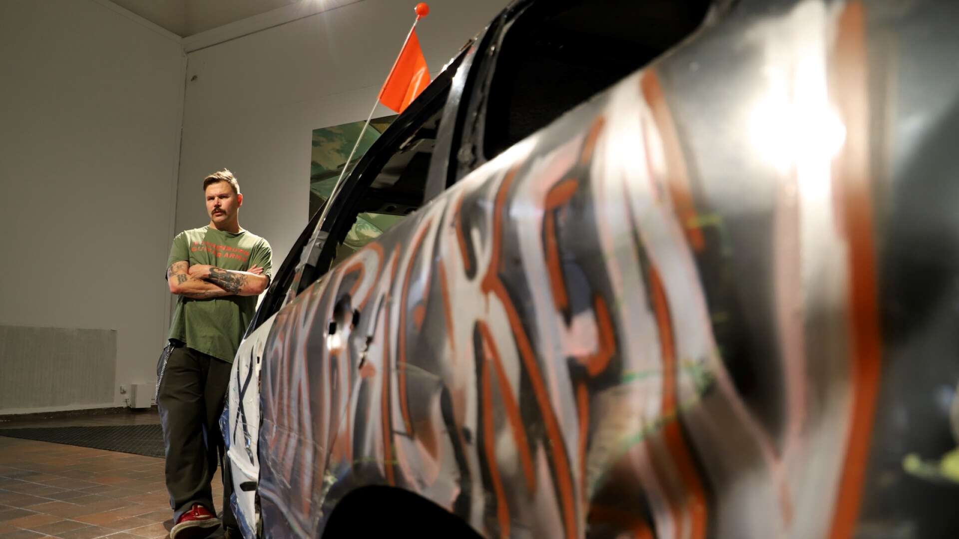 Burnout med värmländsk touch när bilarna rullas in på Göteborgs konsthall – värmlänningen Johan Zetterquist skapade vinnarbil
