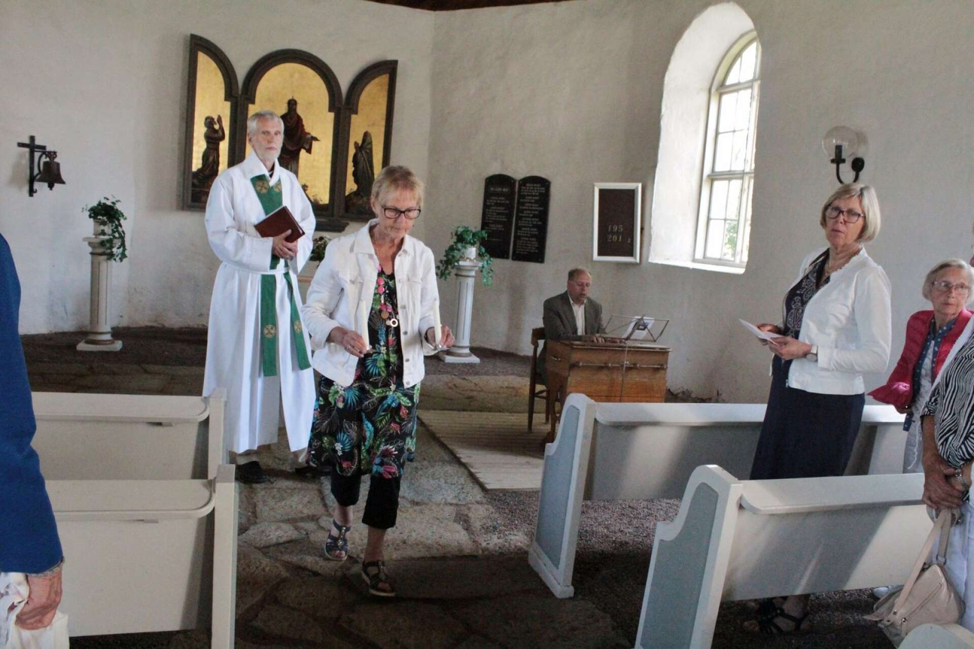 En avslutande gudstjänst hölls i lördags i Tösse gamla kyrka innan den togs ur bruk för att säljas. Gudstjänsten förrättades av kontraktsprost Thomas Holmström och altarljusen släcktes och bars ut.