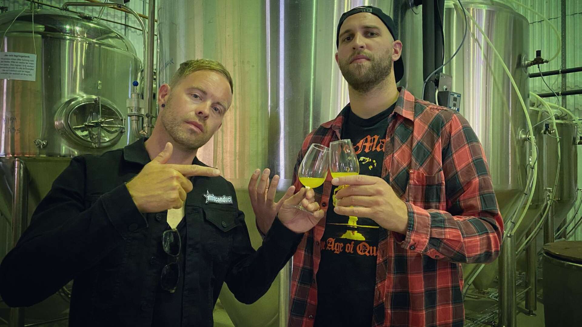 Fredrik Olsson och Simon Guidoum provsmakar var sitt glas av Stay true to your brew.
