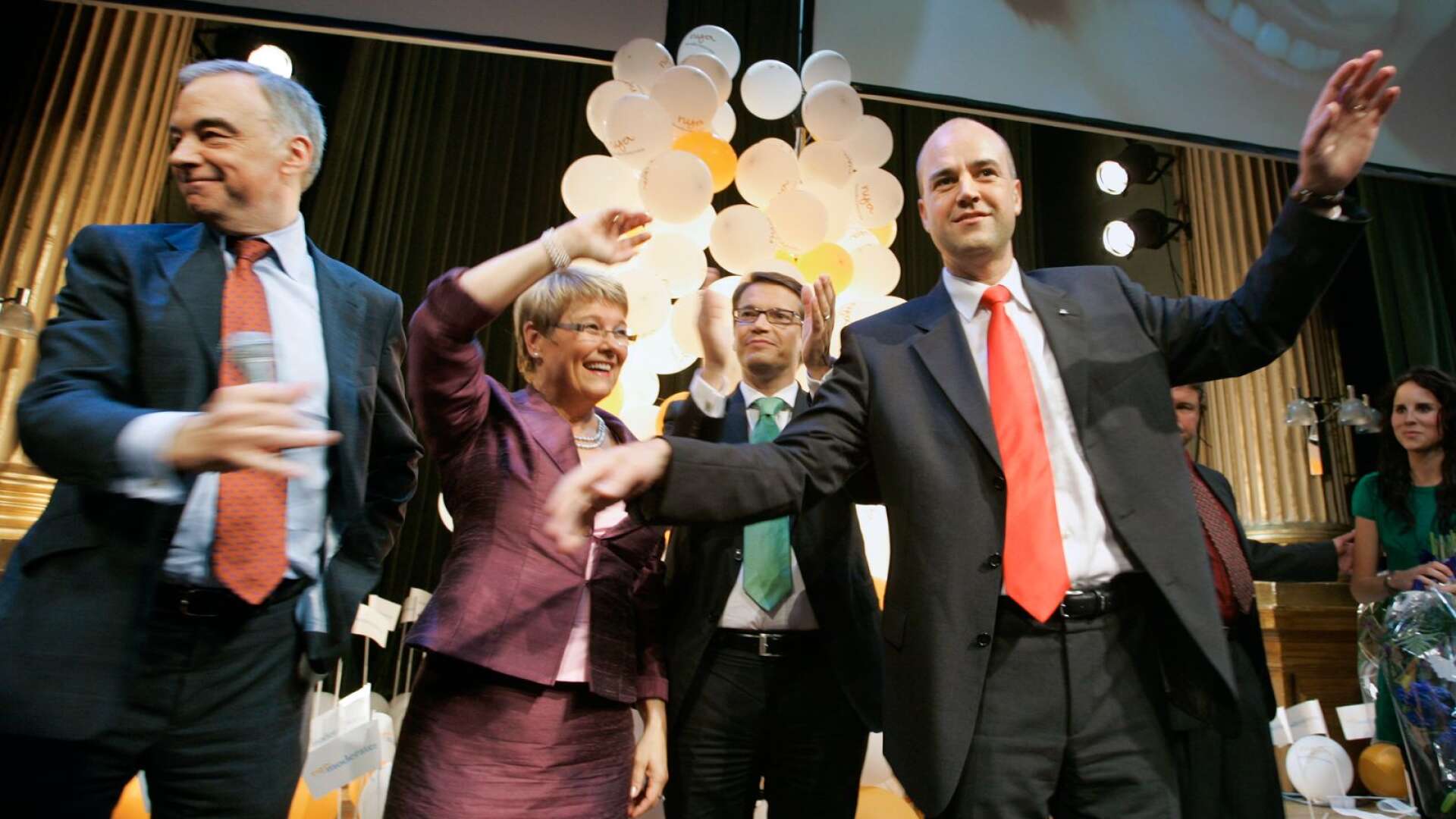 Alliansledarna Lars Leijonborg (FP), Maud Olofsson (C), Göran Hägglund (KD) och Fredrik Reinfeldt (M) firar valsegern 2006.