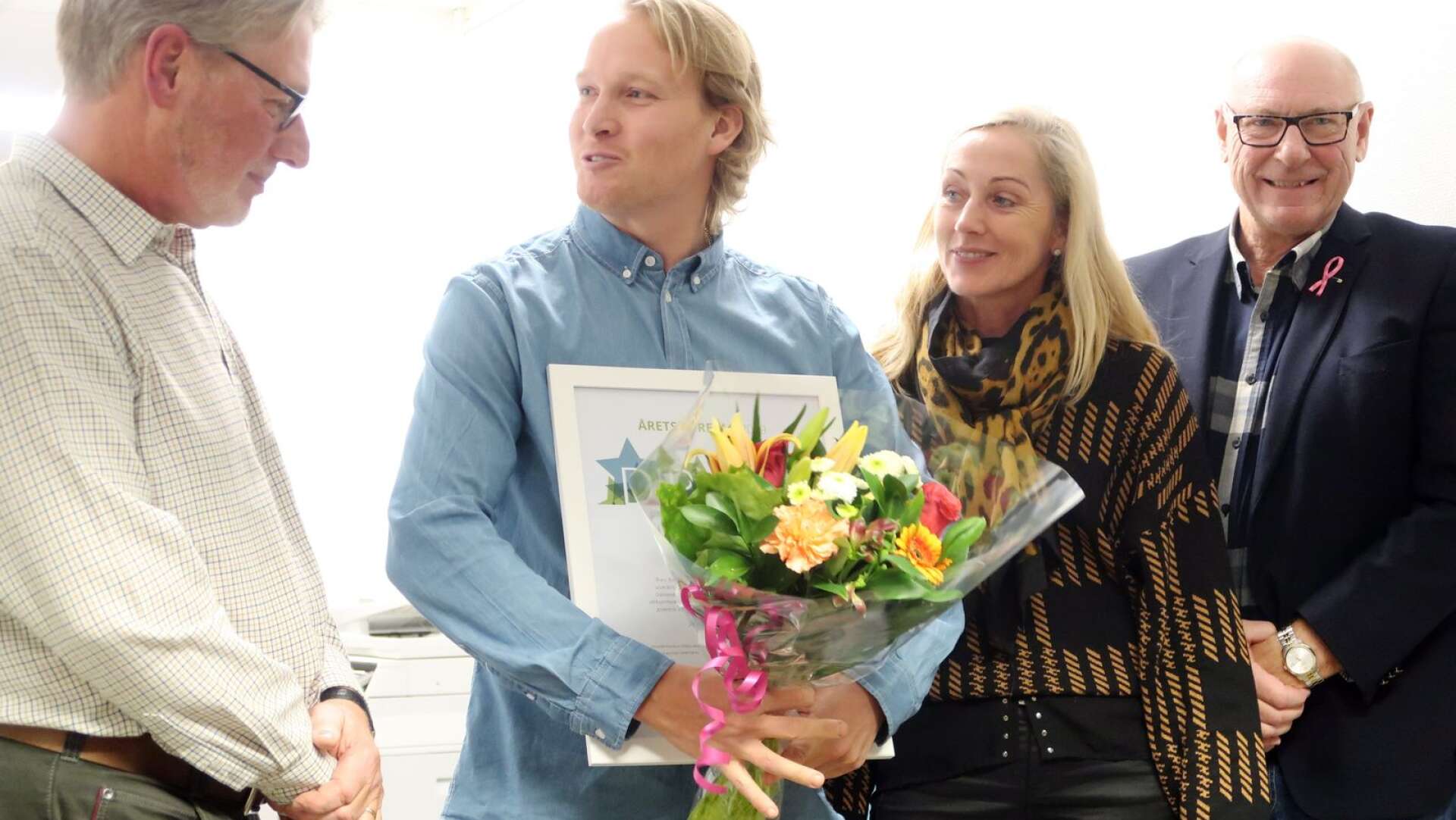 Linus Bergström, som driver företaget tillsammans med sambon Marielle Örtengren, samt Iréne Örtengren, som en gång startade verksamheten, gratulerades av Johan Abenius och DTAB:s ordförande Gert-Inge Andersson. 