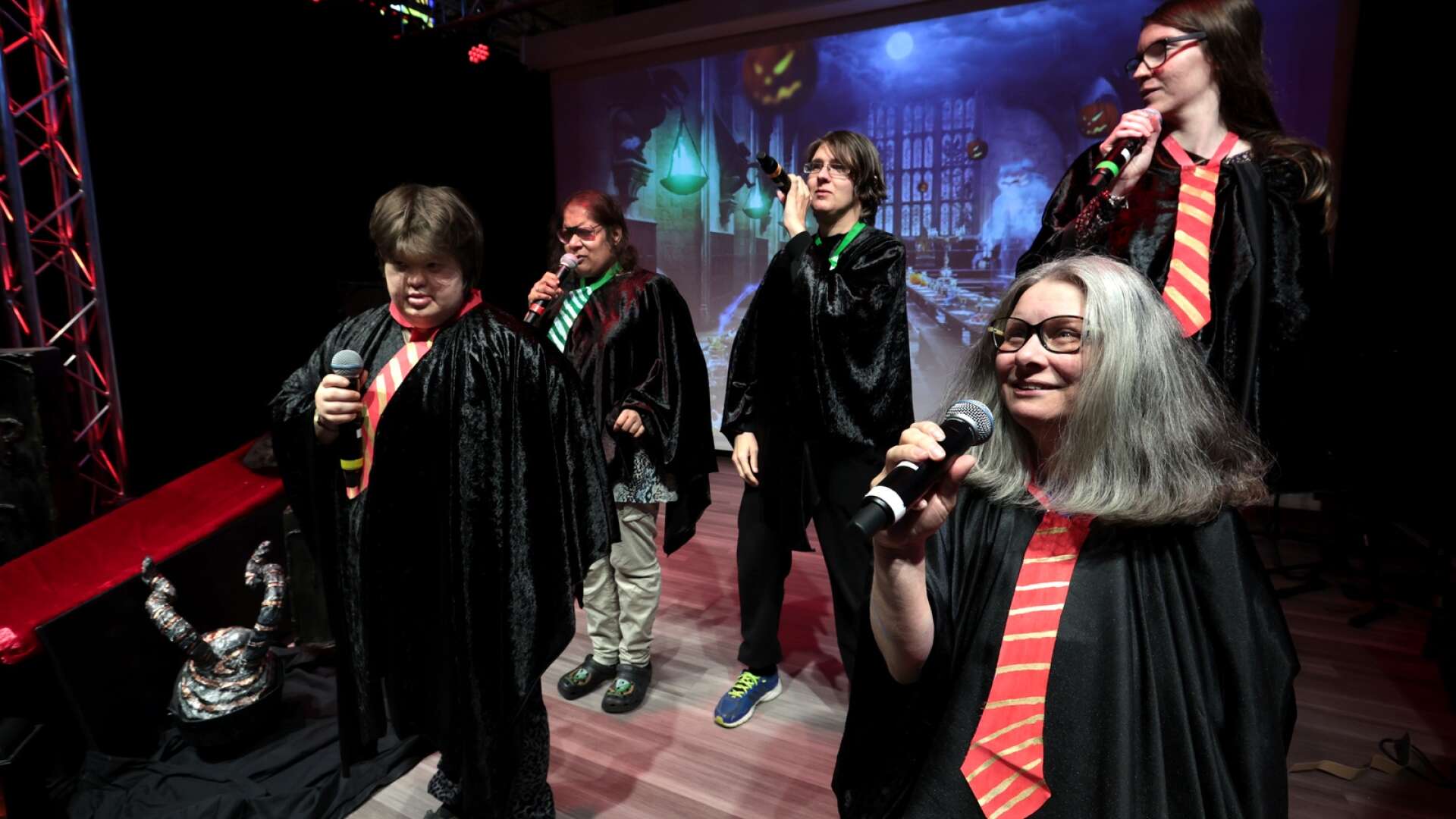 Slipsarna och slängkapporna är på när Ellen Jansson, Emma Carlsson, Fanny Halldin, Lotta Törnqvist och Malin Gustavsson övar på scenen inför fredagens halloweenkonsert med Harry Potter-tema.