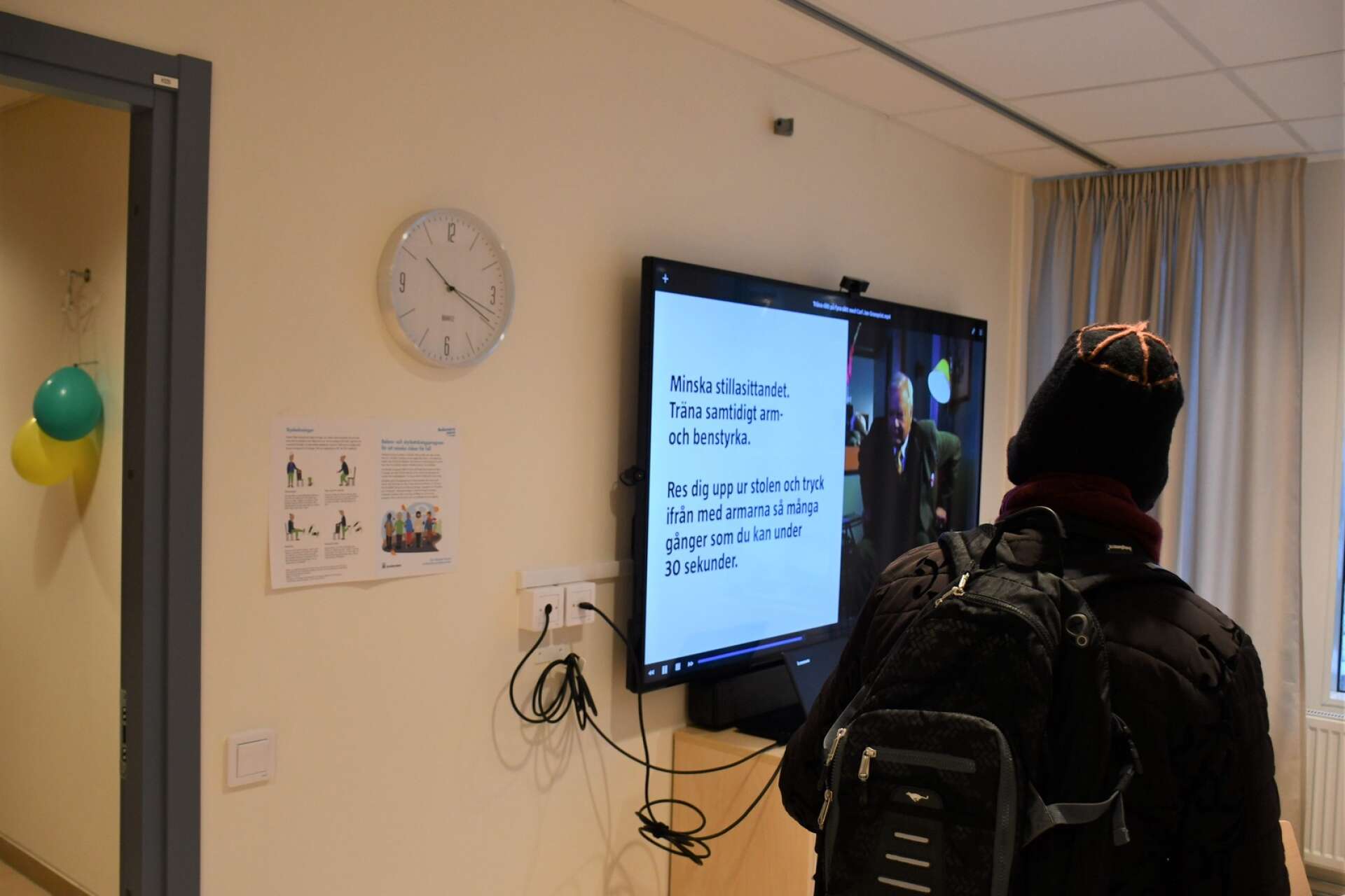 I Hjälpmedelsverksamhetens lokaler propagerade Carl-Jan Granqvist, via tv-skärmen, för träning på äldre dar.