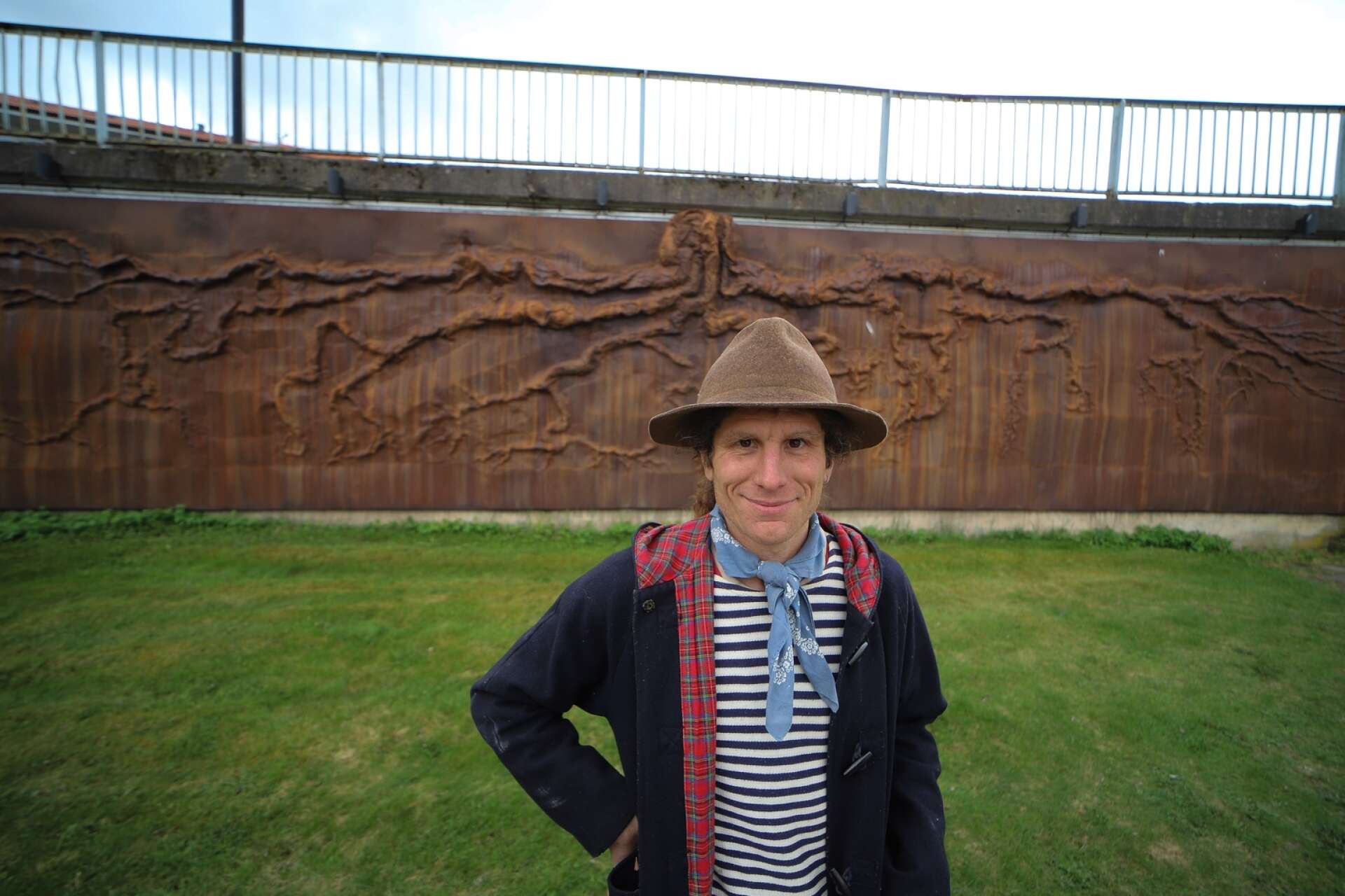 Mathieu Pelletier arbetar med  offentlig konstnärlig utsmyckning och har gjort Yggdrasil vid väggen nedanför Dalia.