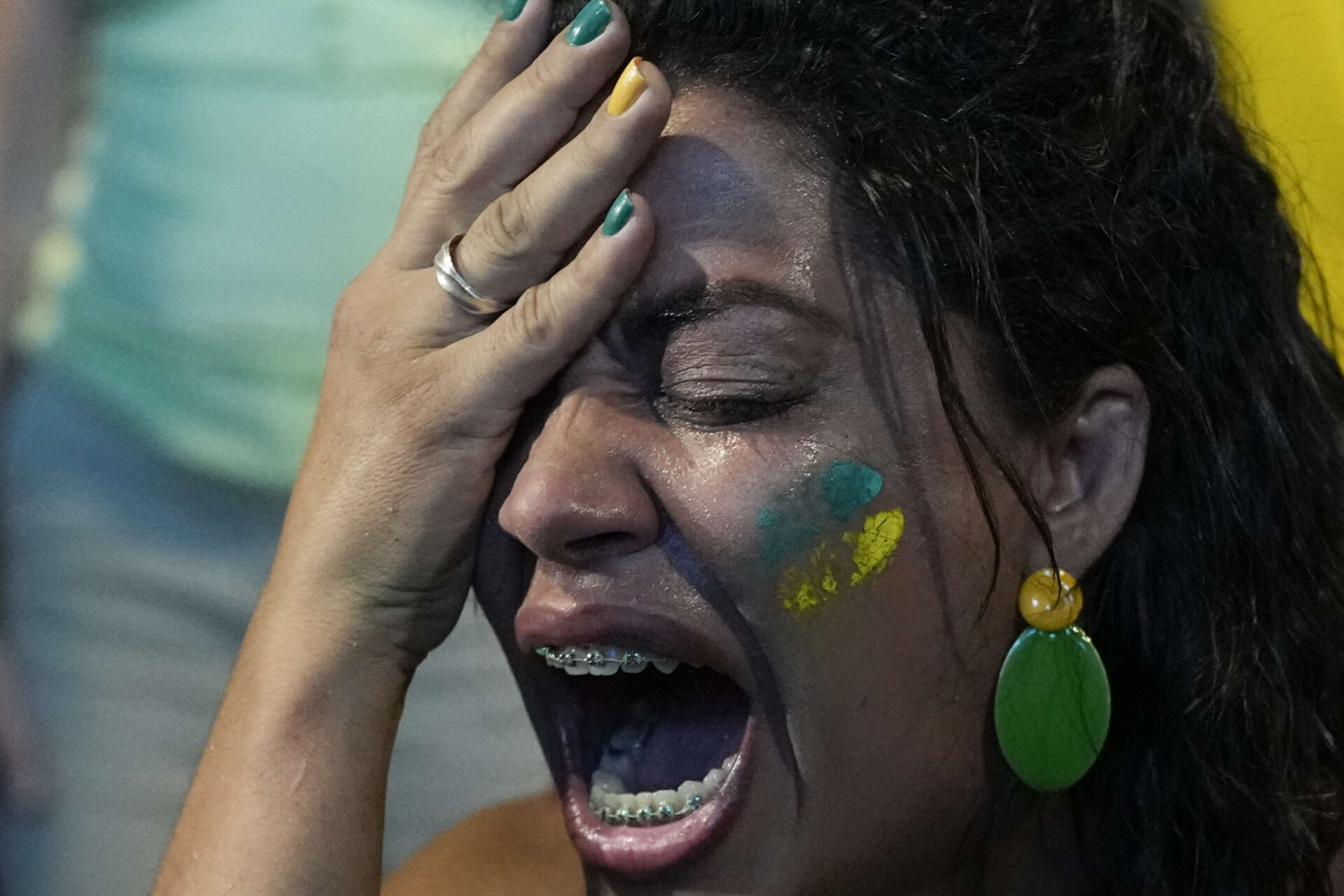En Bolsonaroanhängare reagerar på valresultatet i Rio de Janeiro.