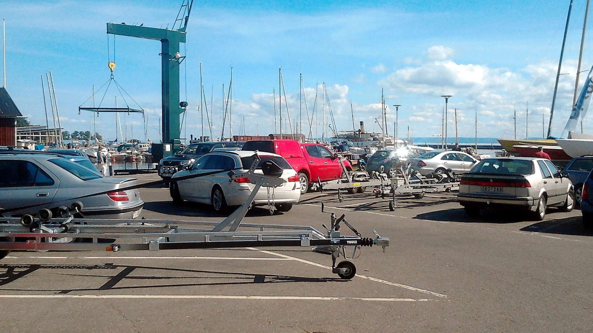 Det är många som vill ha parkeringsplats i hamnen sommartid. Nu ska de betala 15 kronor i timman för att stå på bland annat Strömparterren.