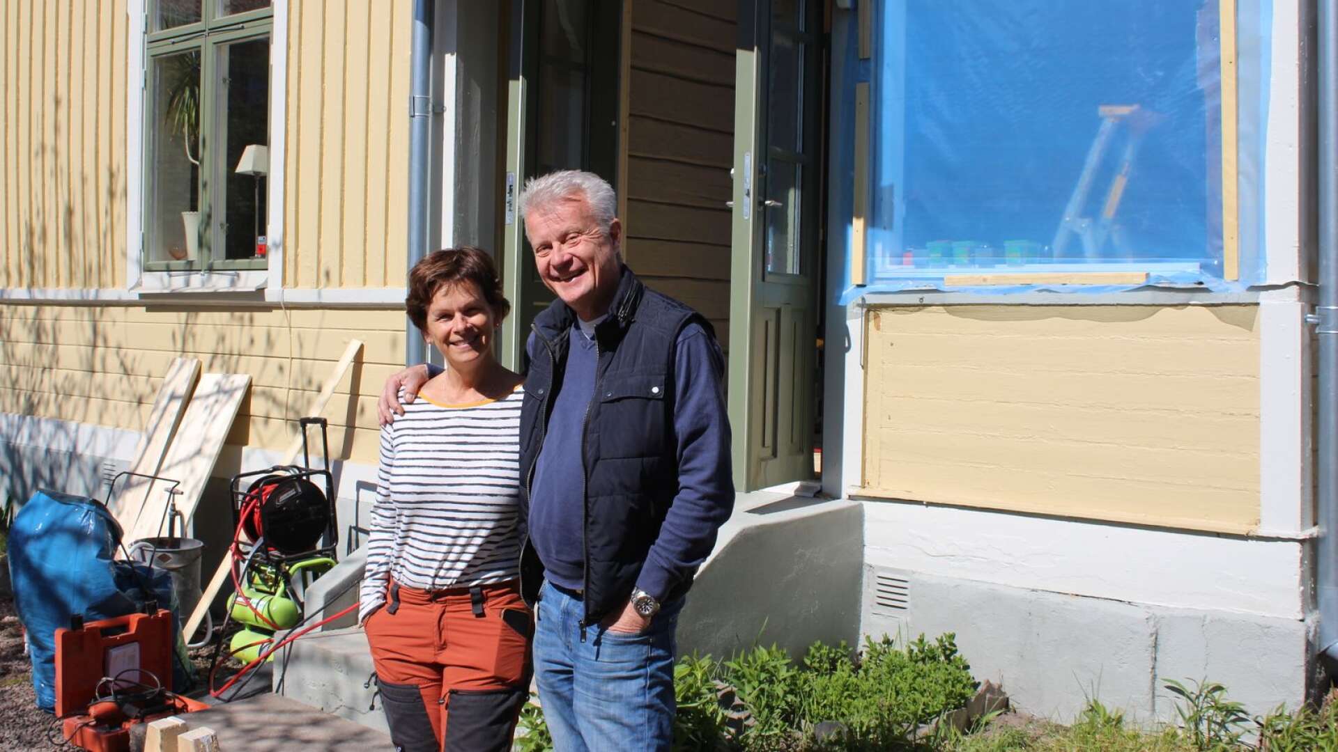 Bengt och Christina Enbom framför det pågående verandabygget på Järnvägsgatan 6.
