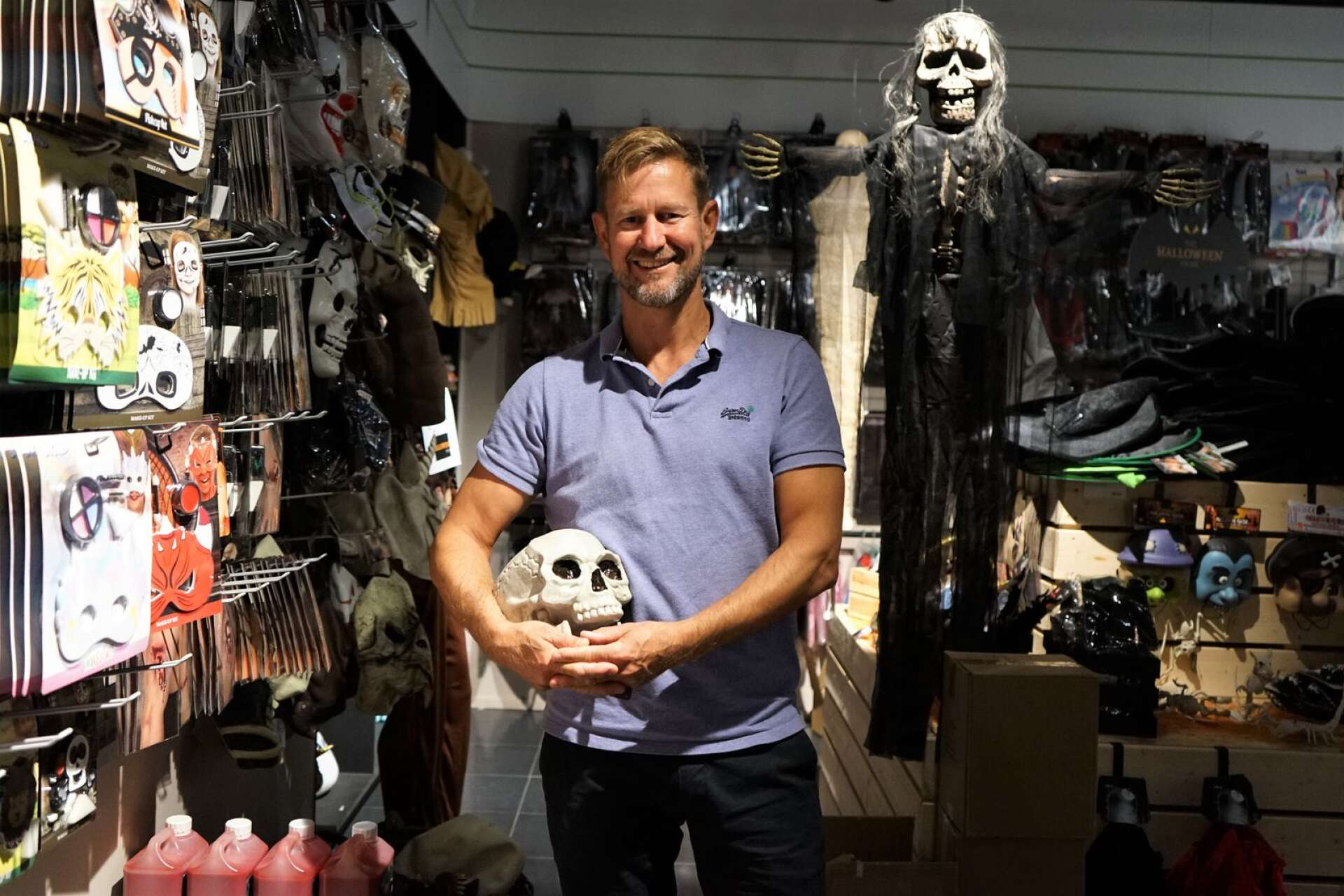 Magnus Kling Uddgren tycker att det ska vara en happening kring firandet av Halloween. Det kan både vara läskigt med spöken och döskallar, men det kan även vara en snygg inramning med pumpor och ljus. Ett blandat koncept funkar alltid menar han.